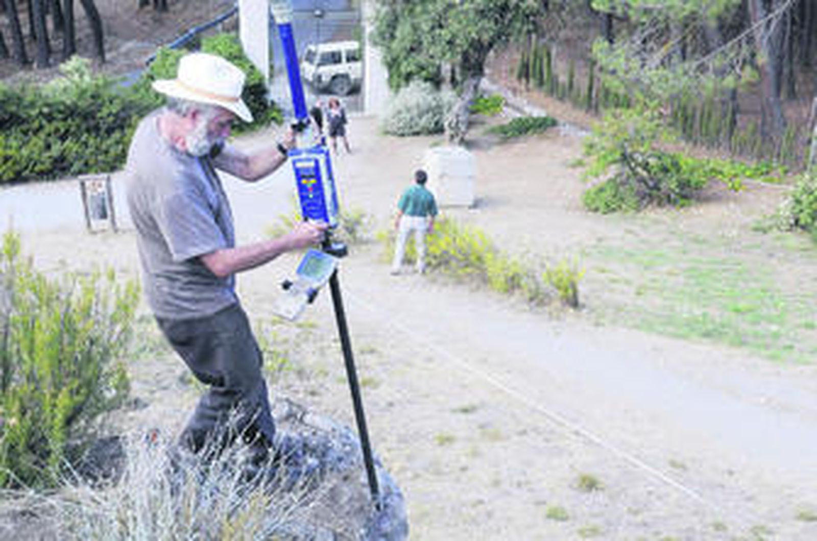 Miembros del Instituto Geofísico haciendo catas en los terrenos de la fosa de Alfacar.
