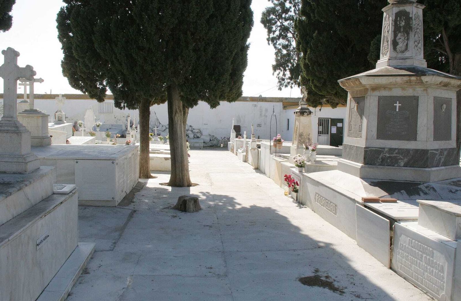 El cementerio se prepara para el Día de Todos los Santos