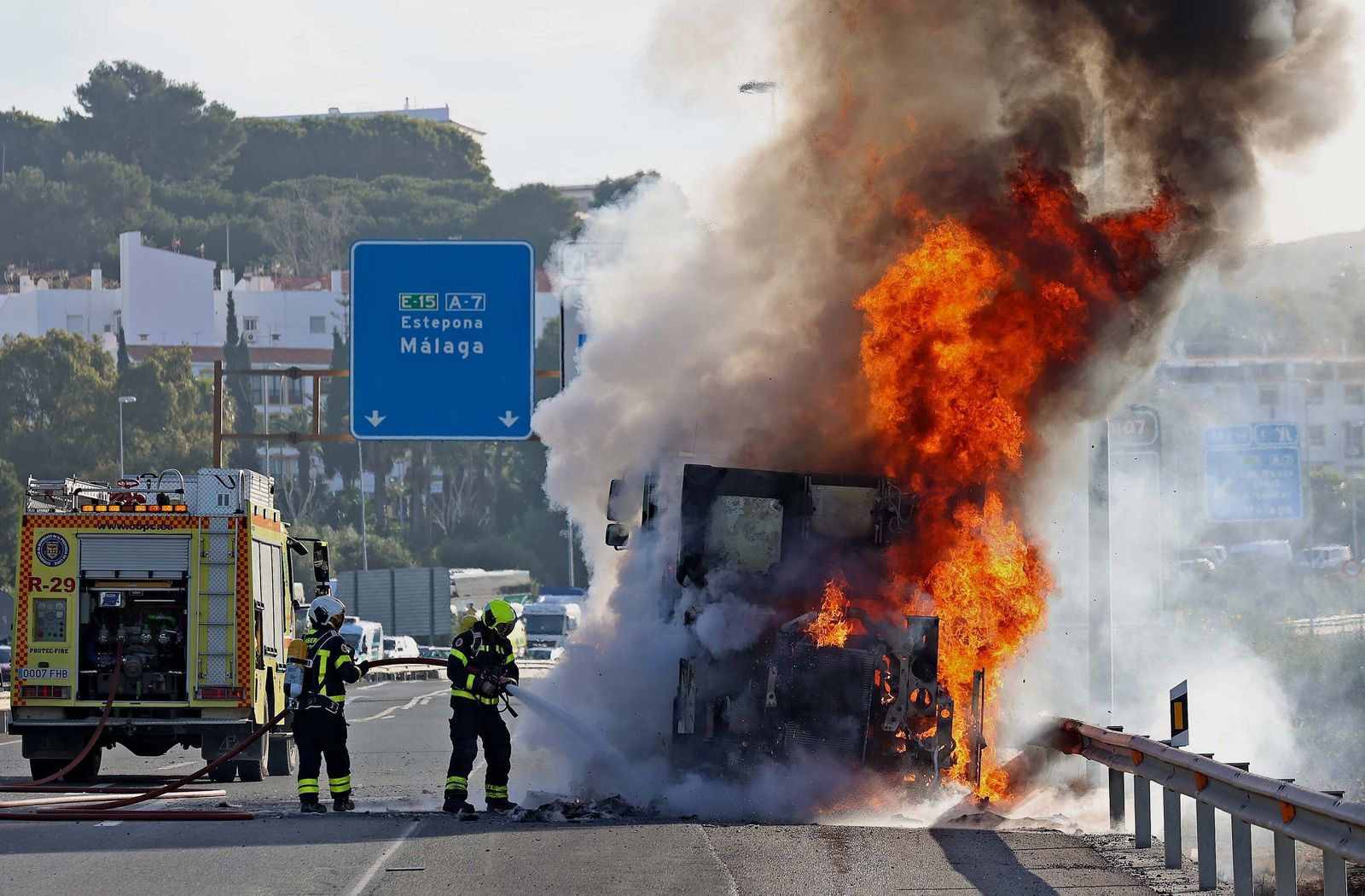 Imágenes del incendio de la grúa que colapsa de nuevo la A7