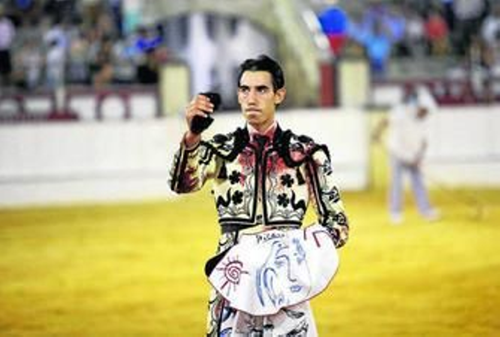 Fortes pasea la única oreja concedida por el palco tras la faena que ha resultado premiada.