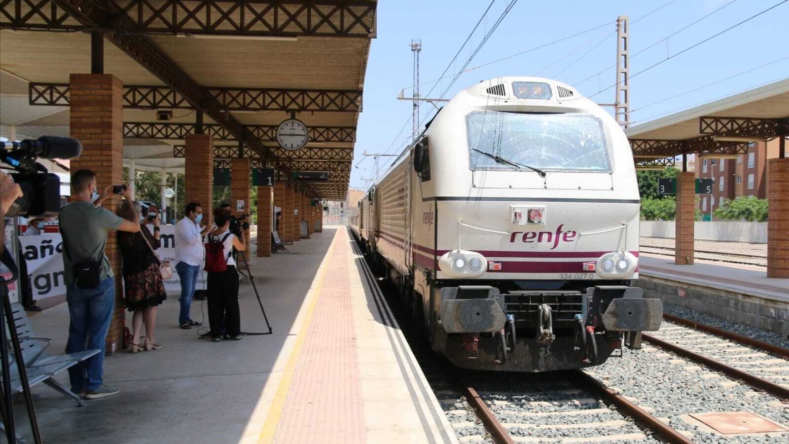 La llegada del primer Talgo procedente de Madrid ha generado una gran expectación mediática.
