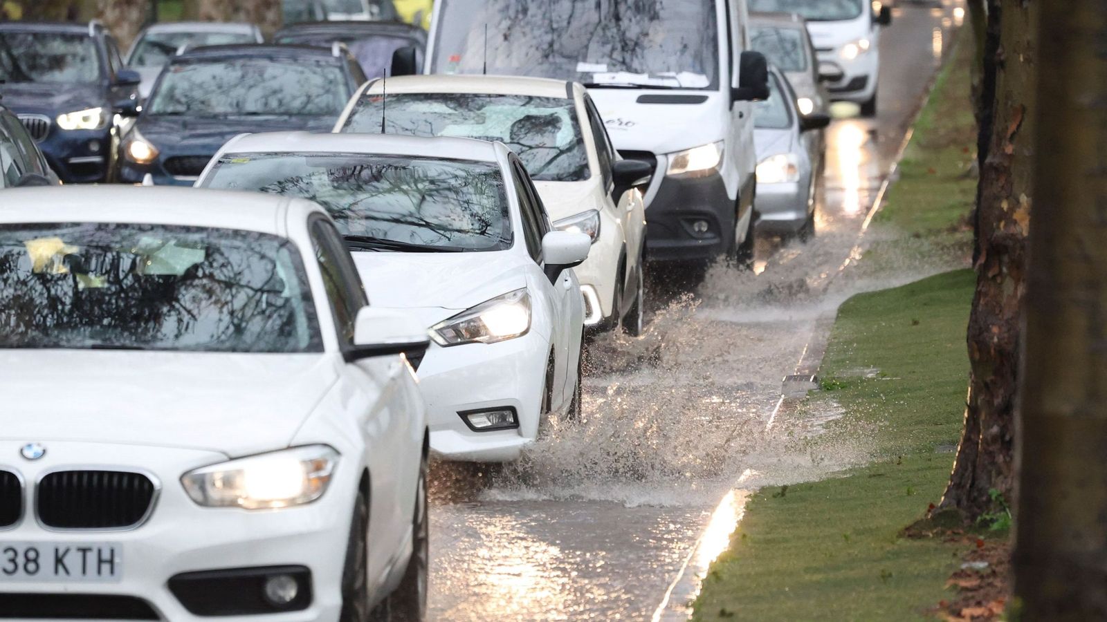 Coches en la capital durante la borrasca