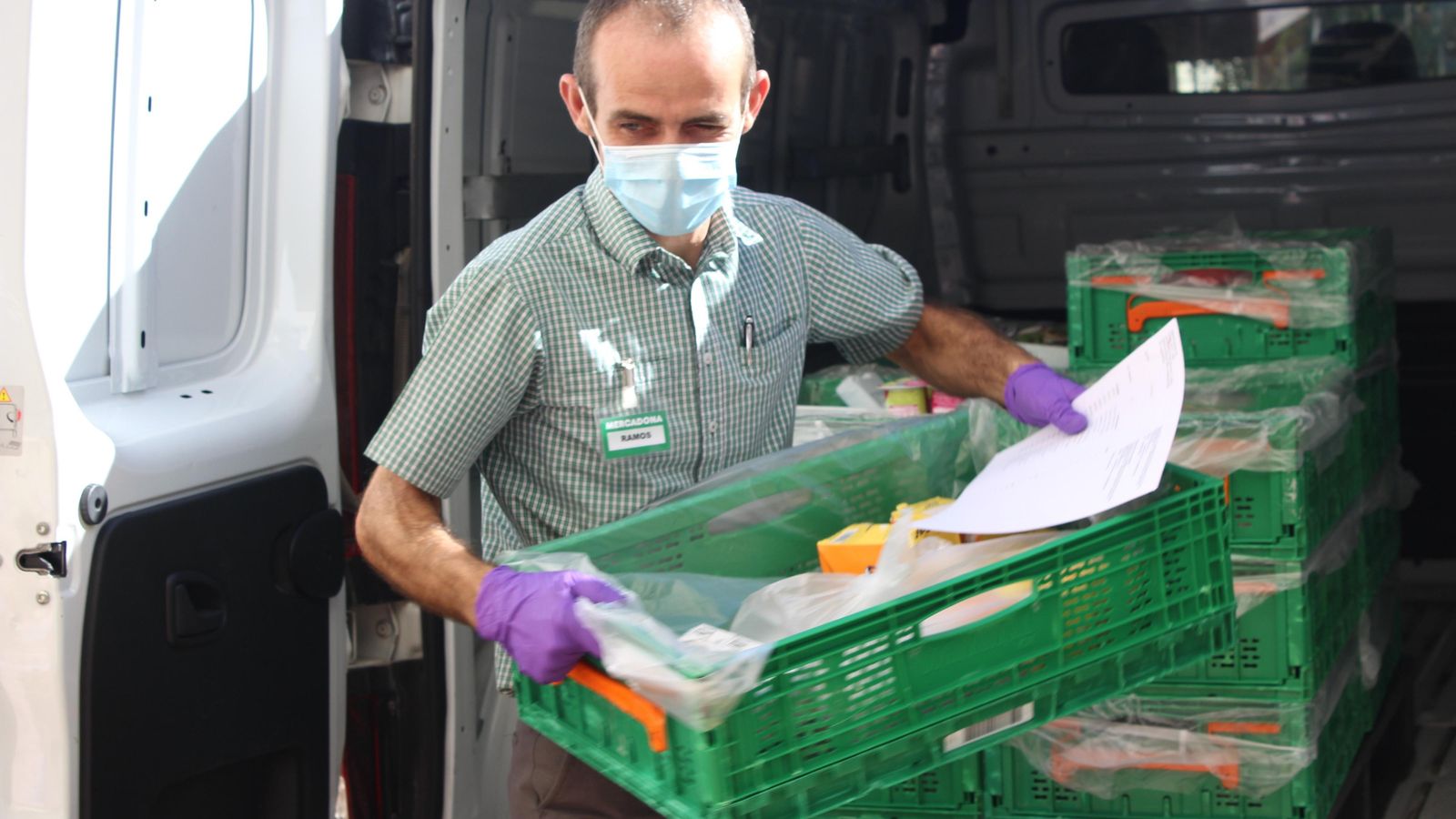 El repartidor descarga las cajas con productos para donar en el geriátrico.