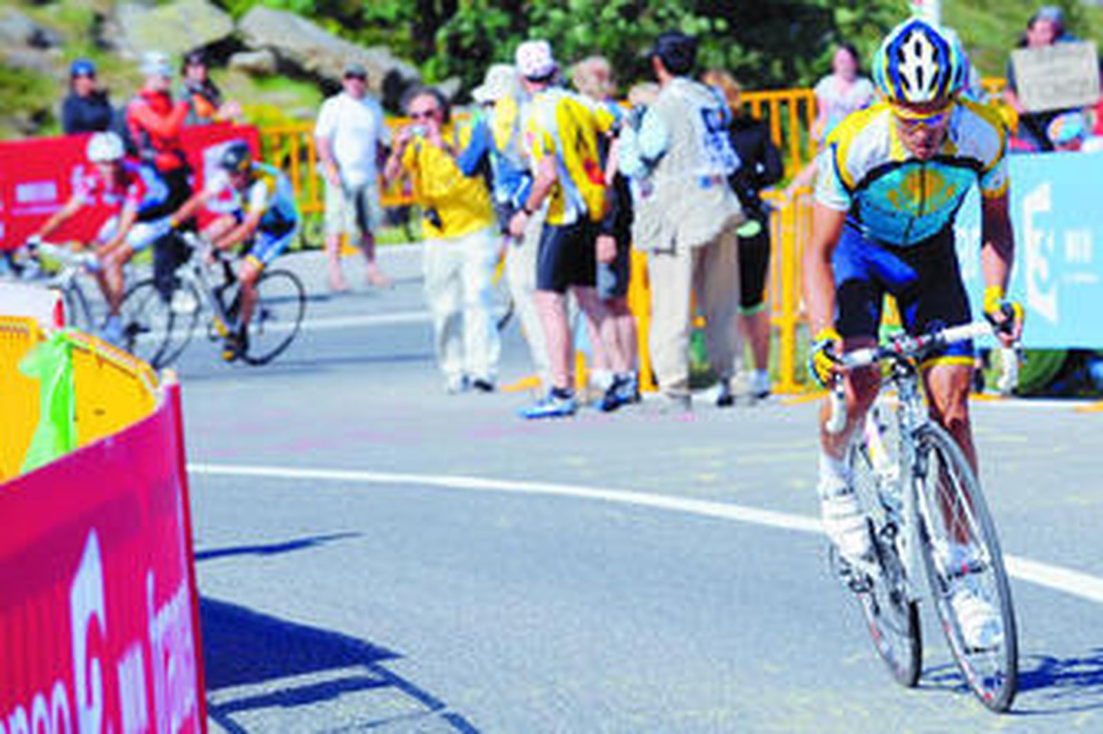 Alberto Contador, durante la subida al puerto de Arcalís, con Andy Schleck y Lance Armstrong al fondo.
