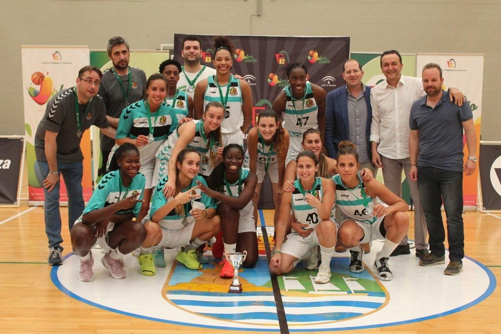 La plantilla al completo del CAB Estepona.