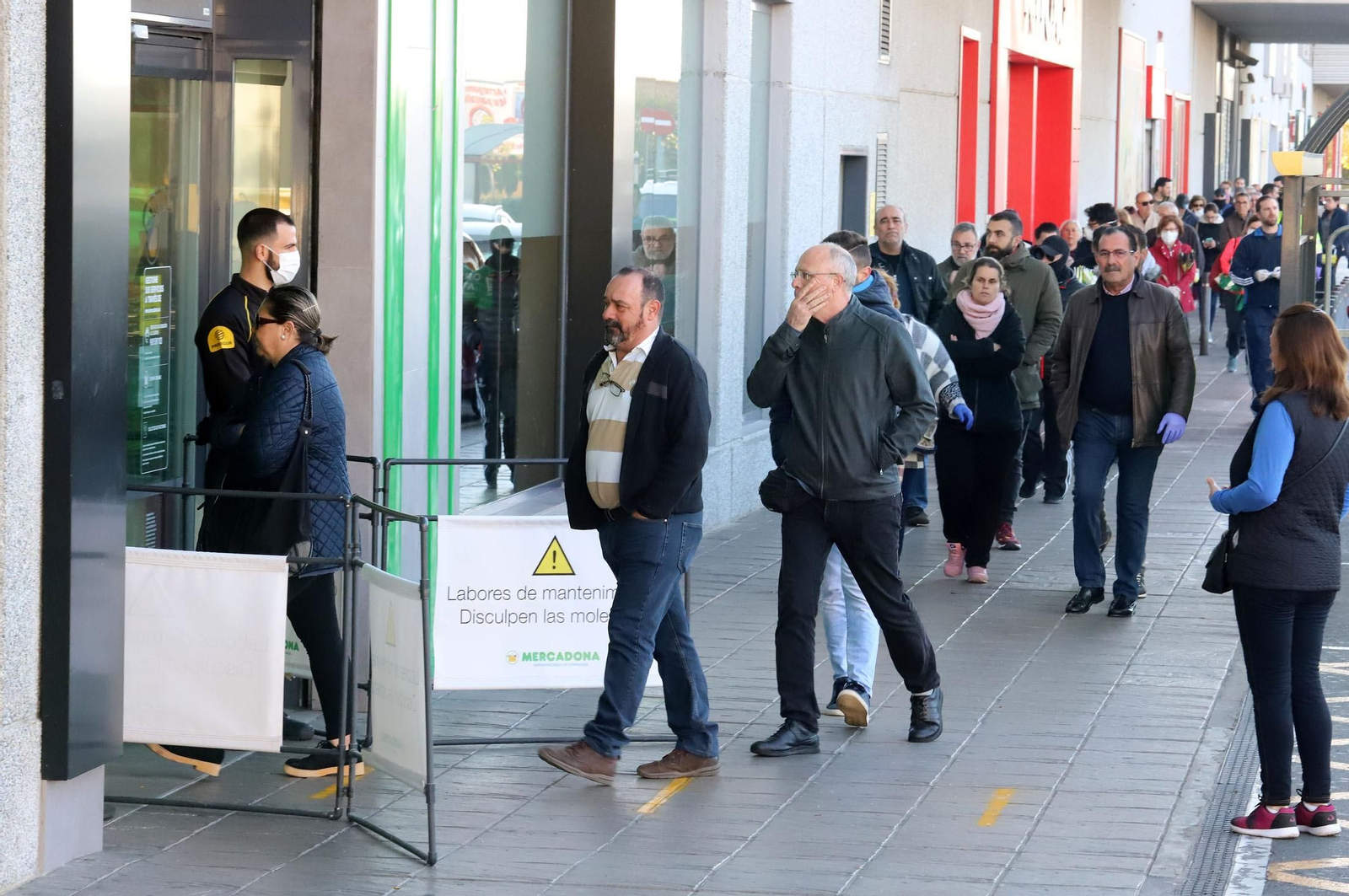 Imágenes de la situación y organización en los supermercados de Huelva
