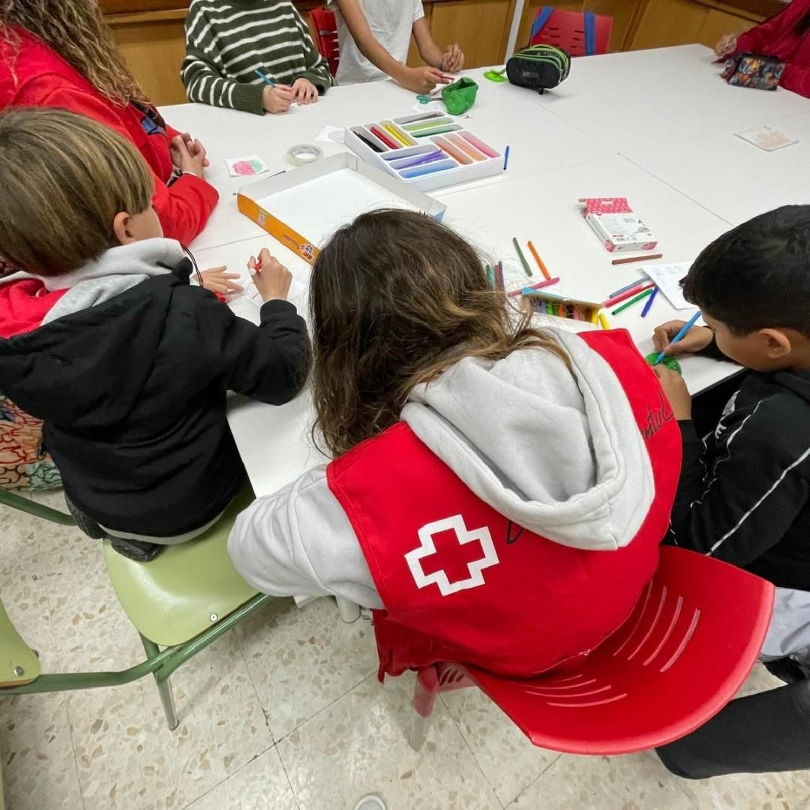Taller de inclusión que organiza Cruz Roja con niños y niñas en situaciones desfavorables.