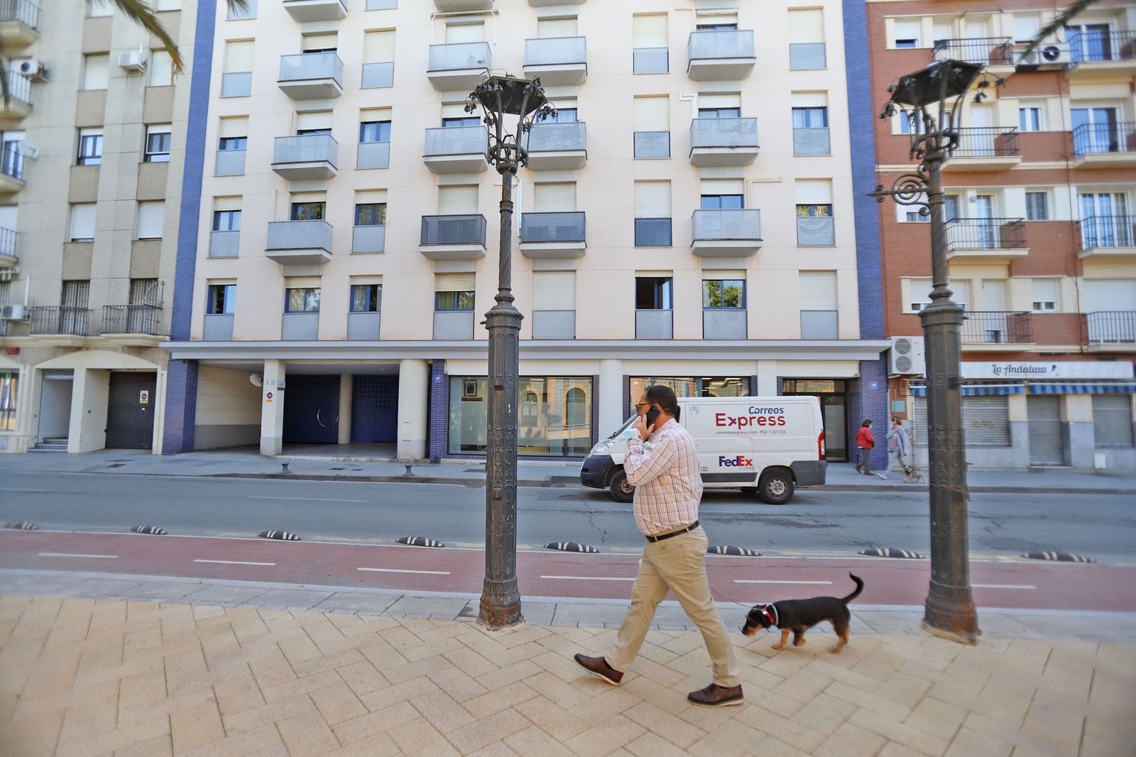 Farolas de las Antiguas oficinas de la línea Huelva-Zafra, hoy delegación de Turismo de la Junta