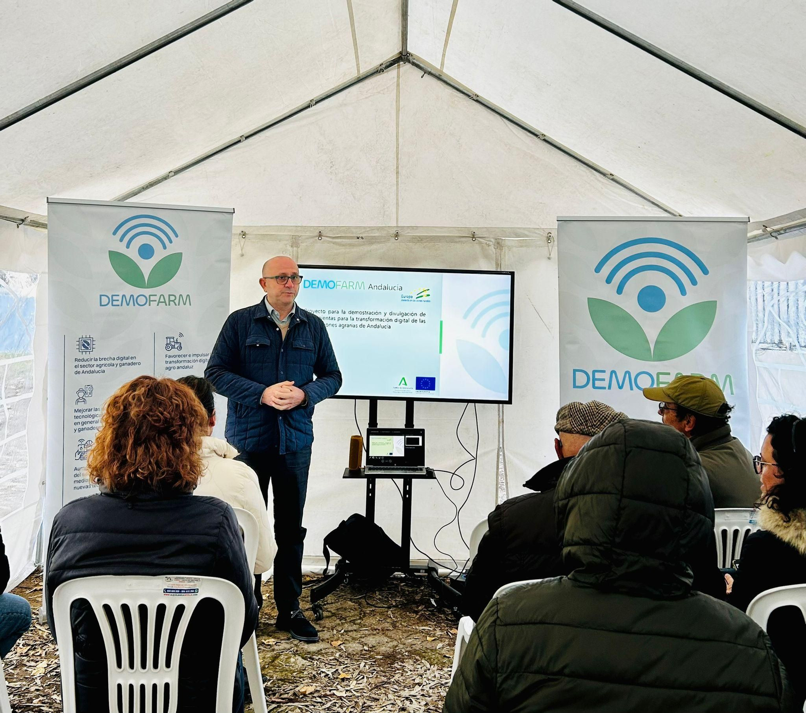 Manuel Gómez durante la presentación en Alanís