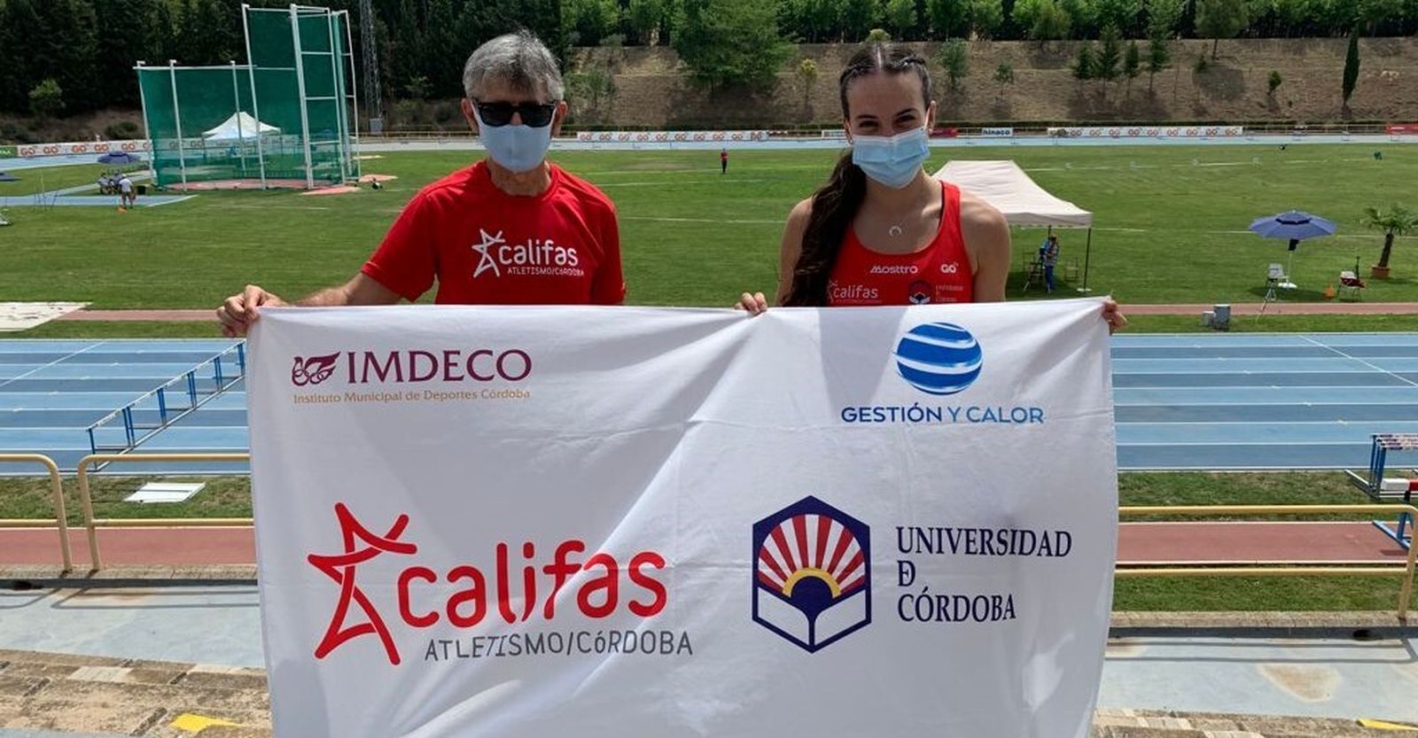 Carmen Avilés, junto a su técnico Antonio Bravo.