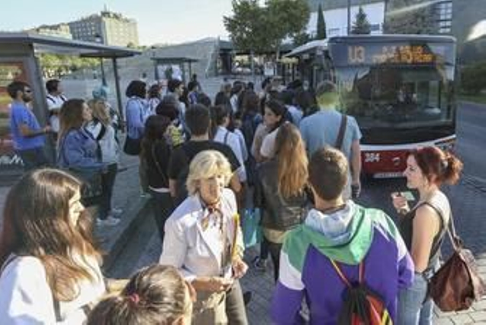Decenas de estudiantes esperan para subir al autobús.