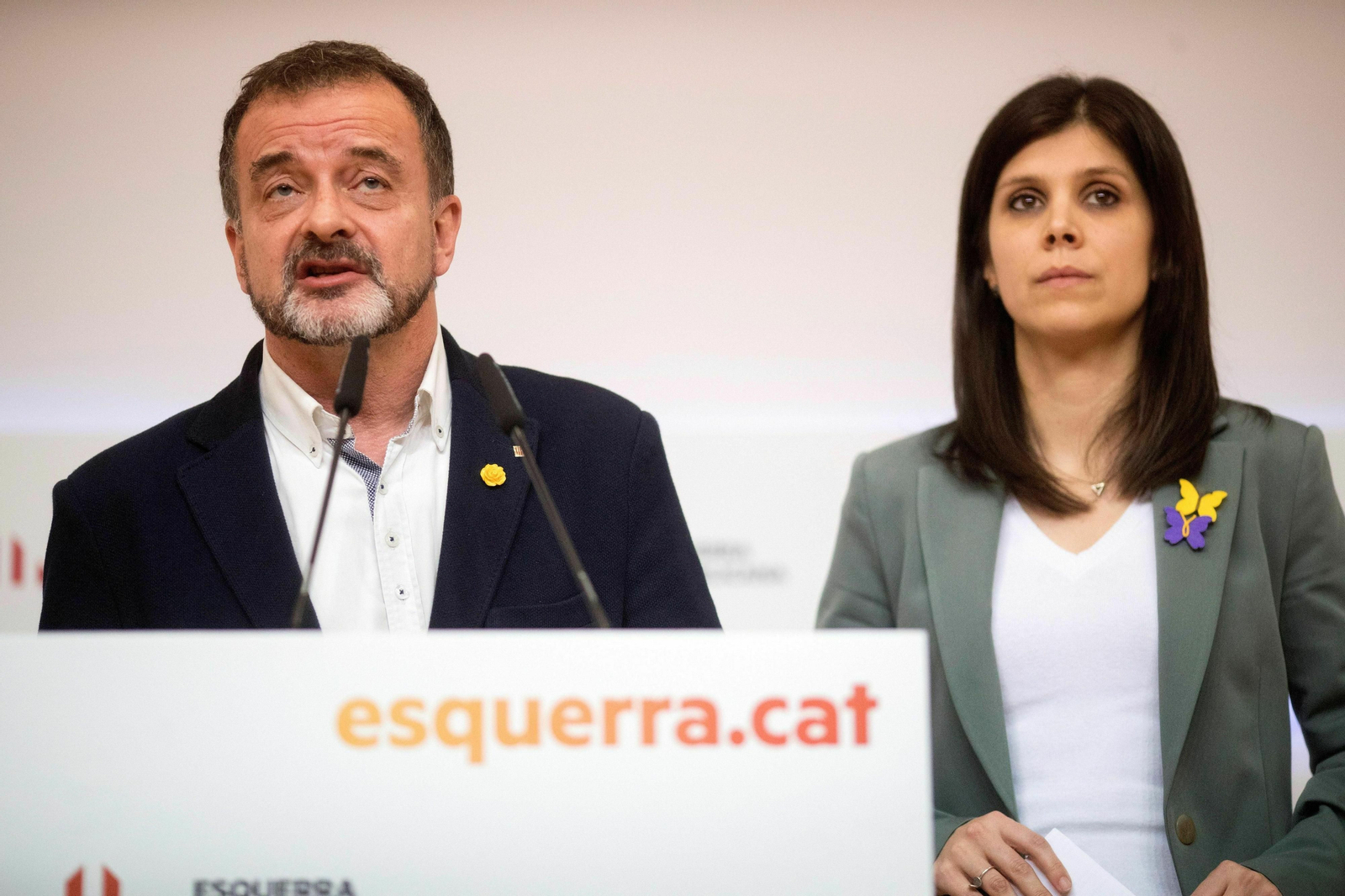 El 'conseller' de Acción Exterior, Alfred Bosch, ayer junto a la portavoz de ERC, Marta Vilalta, anunciando su dimisión.