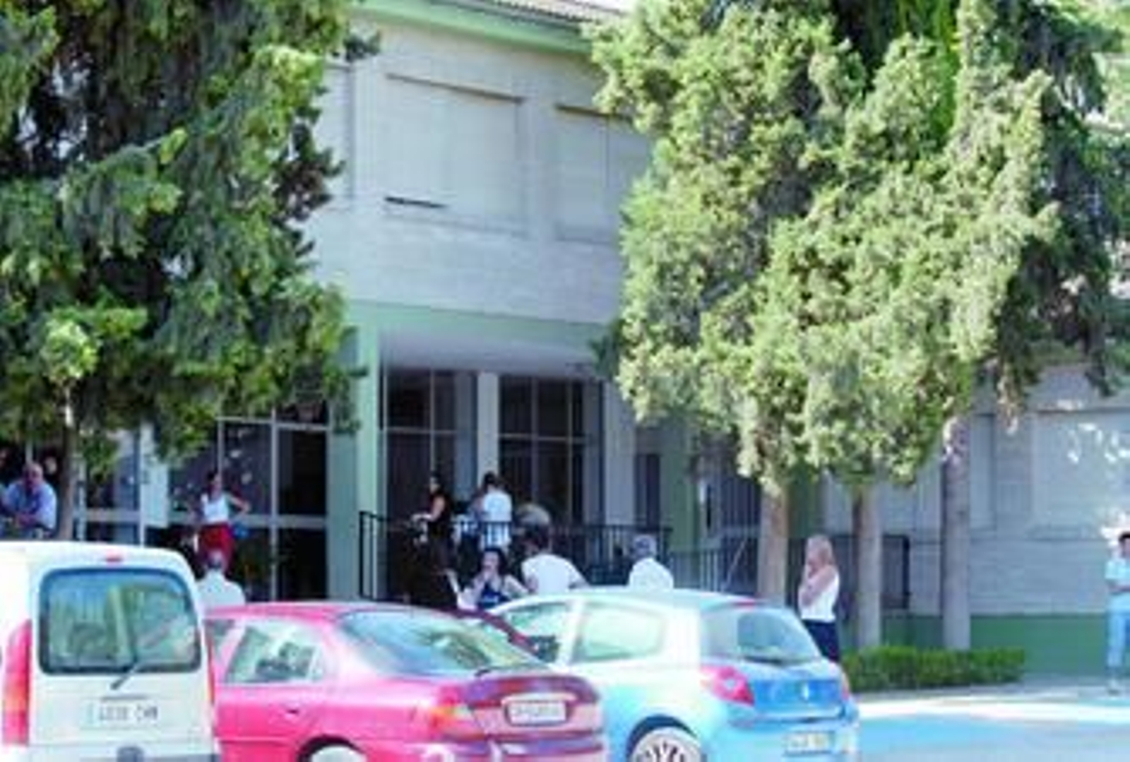 Padres del Jean Piaget, el pasado viernes, antes de la reunión.