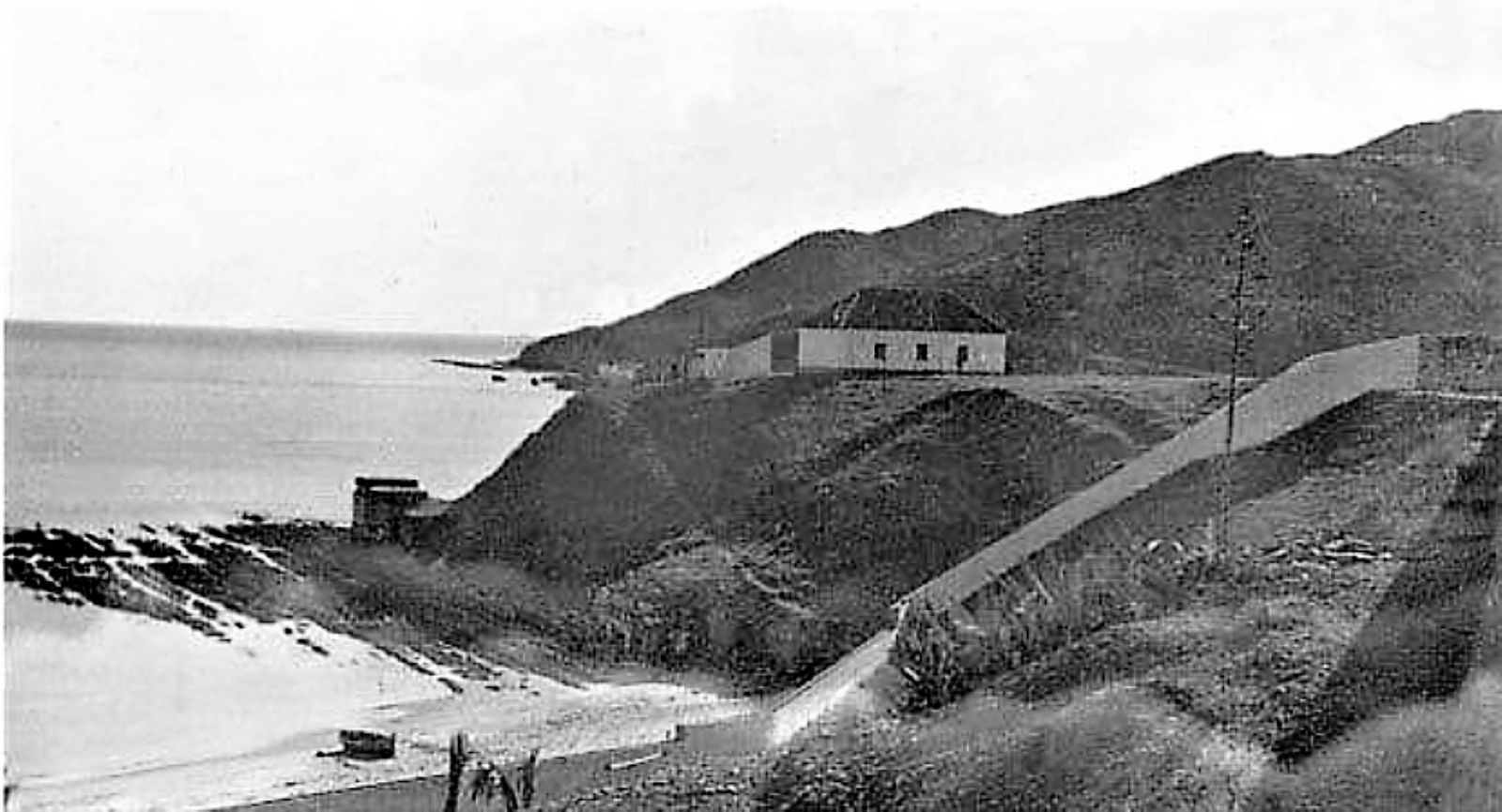 La ensenada de Getares y, al fondo, la zona de El Timoncillo.