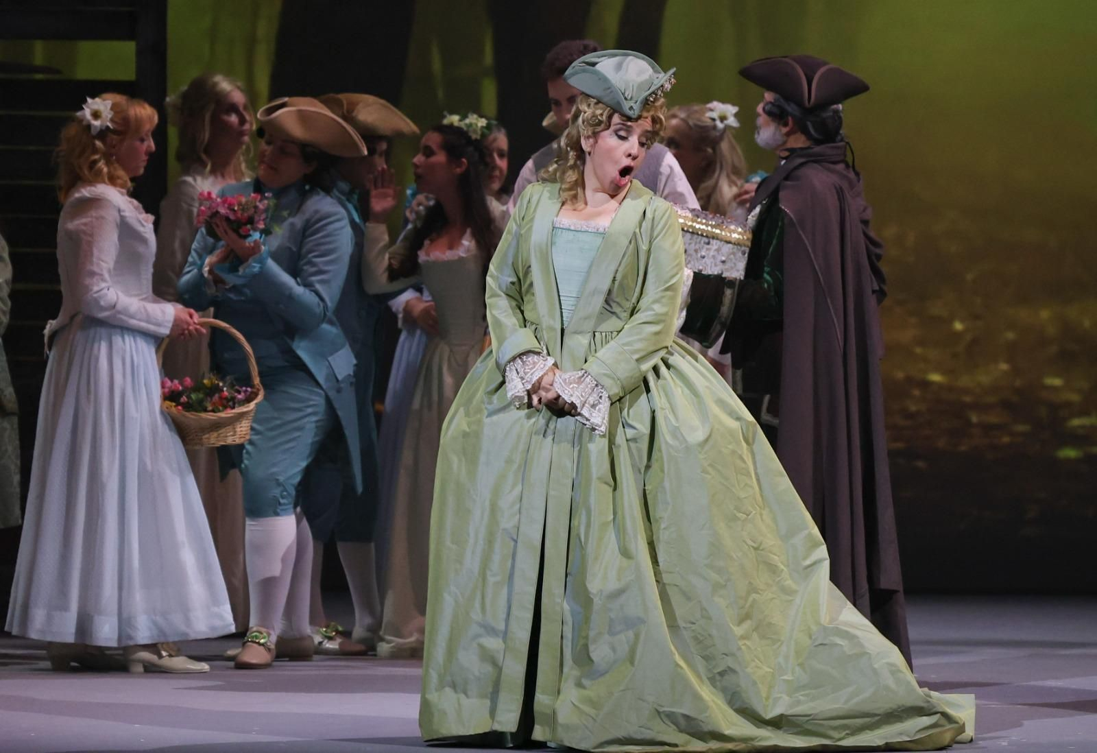 La versión de 'Manon Lescaut' que cierra la temporada lírica del Teatro Cervantes, en fotos