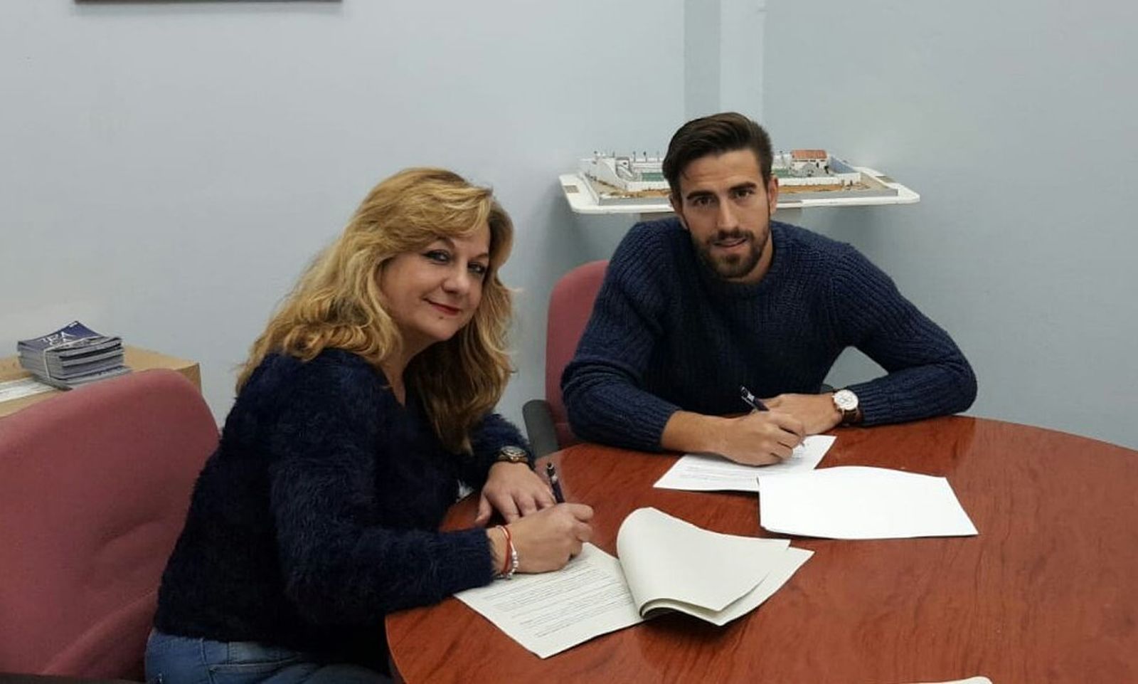 Joselu, en el momento de firmar su contrato con el San Fernando.