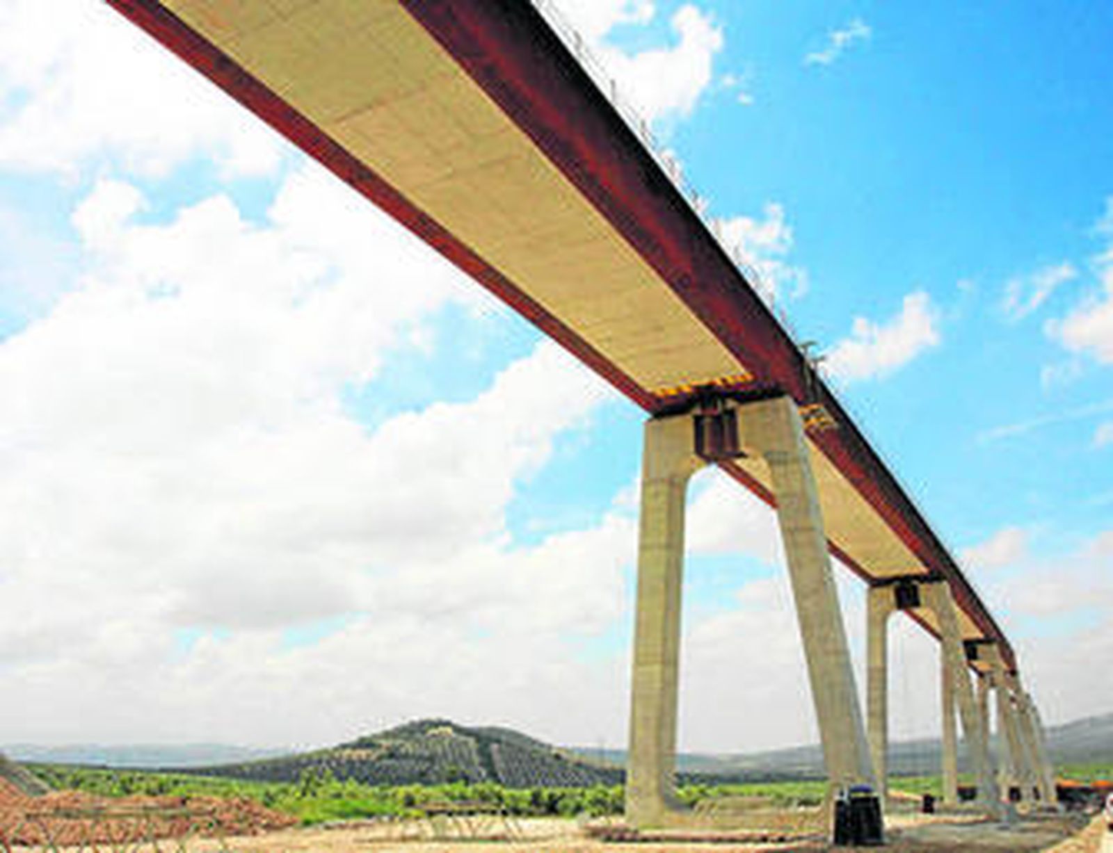 El viaducto construido para el paso del AVE por Archidona.