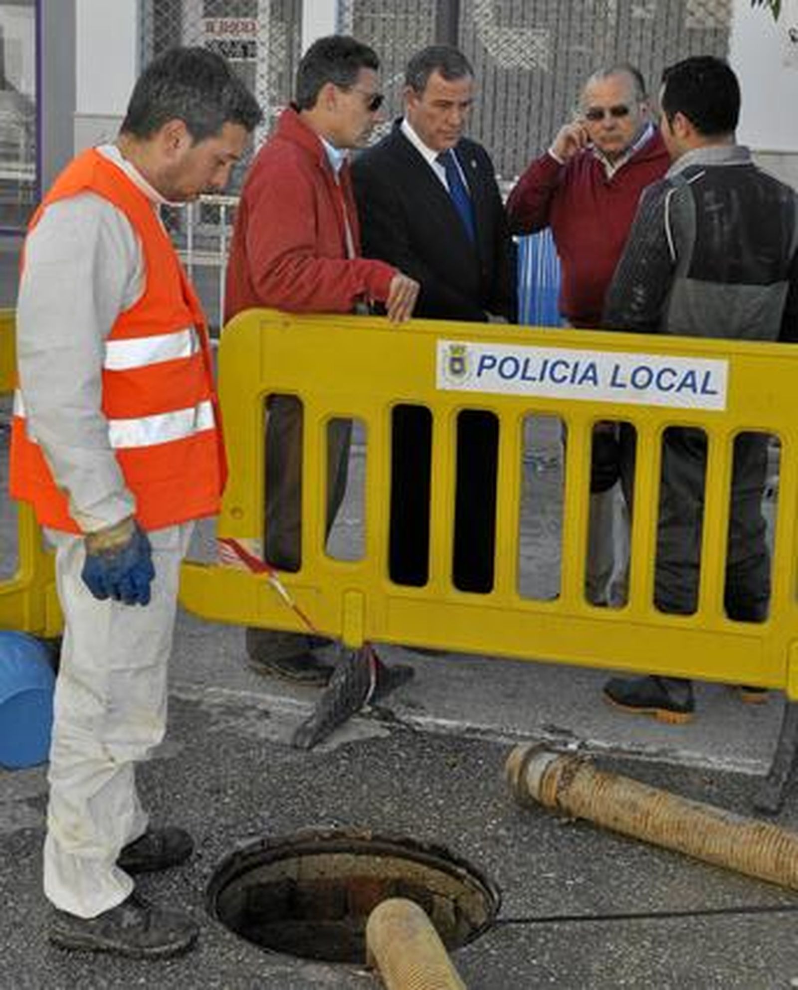 El alcalde de Écija, Juan Wic, visita las obras del dique y las nuevas catas realizadas en el pueblo para prevenir futuras riadas.

Foto: Manuel Gómez