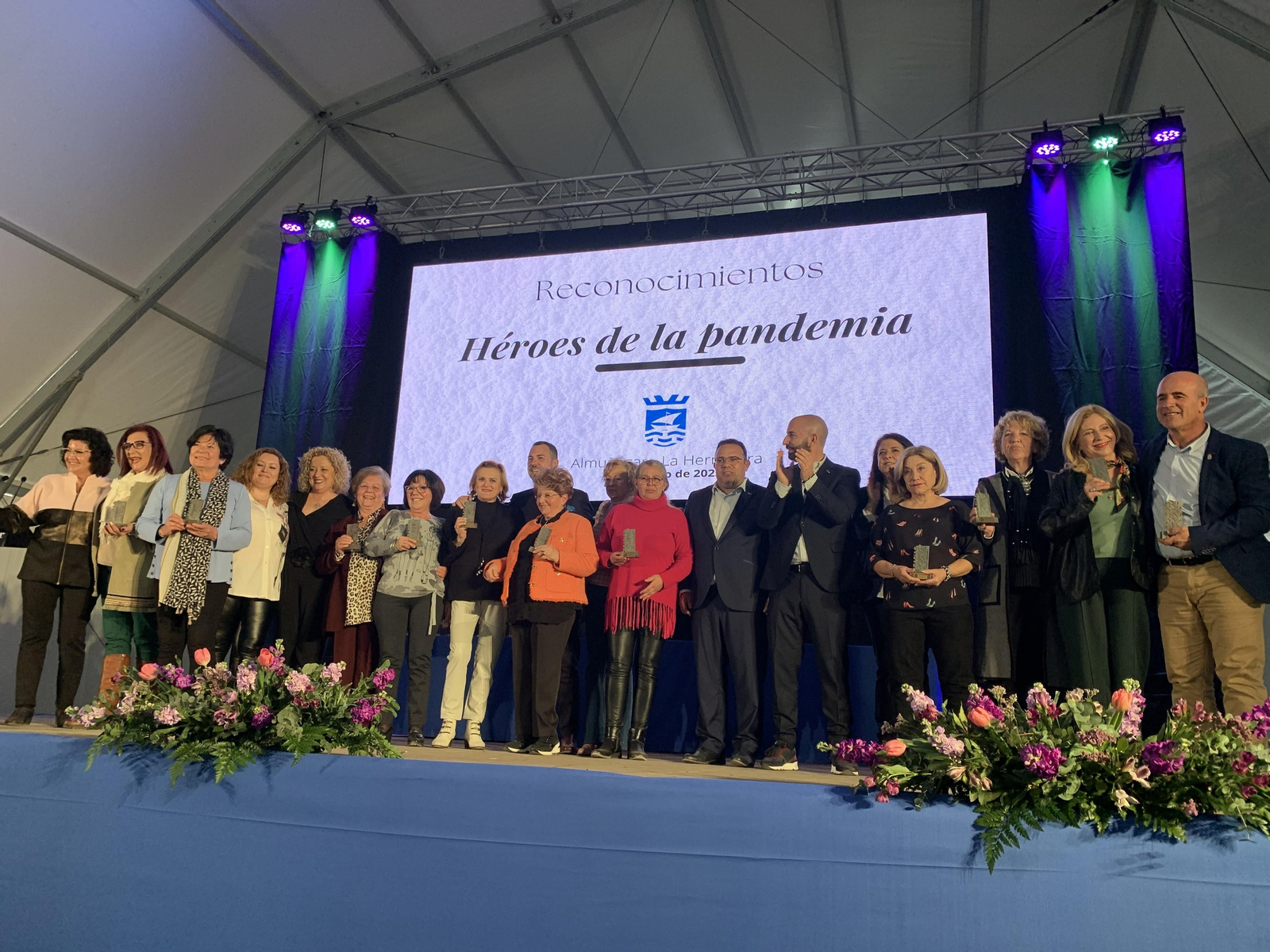 Así ha sido el homenaje de Almuñécar a los colectivos, profesionales y voluntarios en primera línea de la pandemia