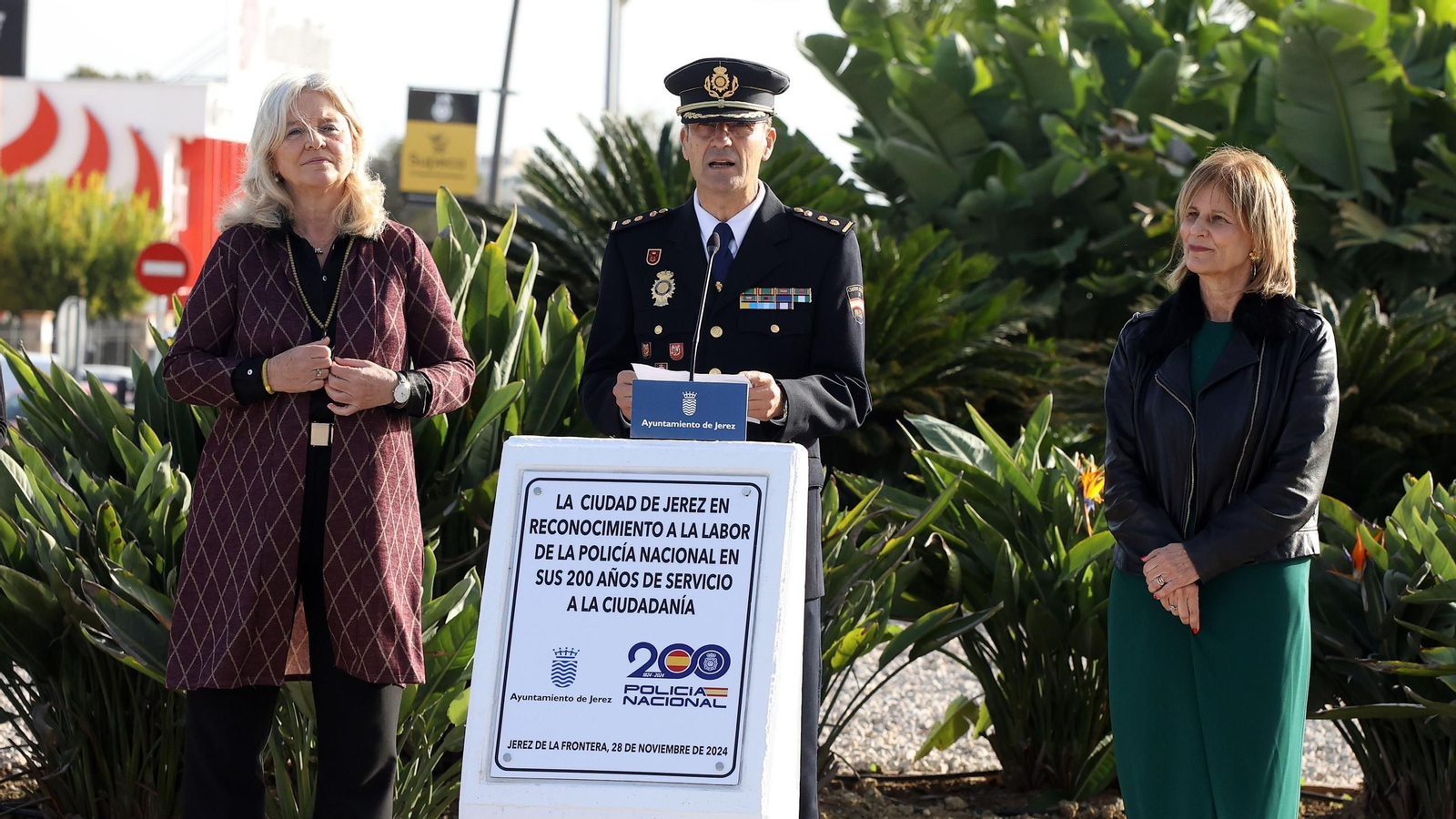 Imágenes de la inauguración de la rotonda de la Policía Nacional en Jerez