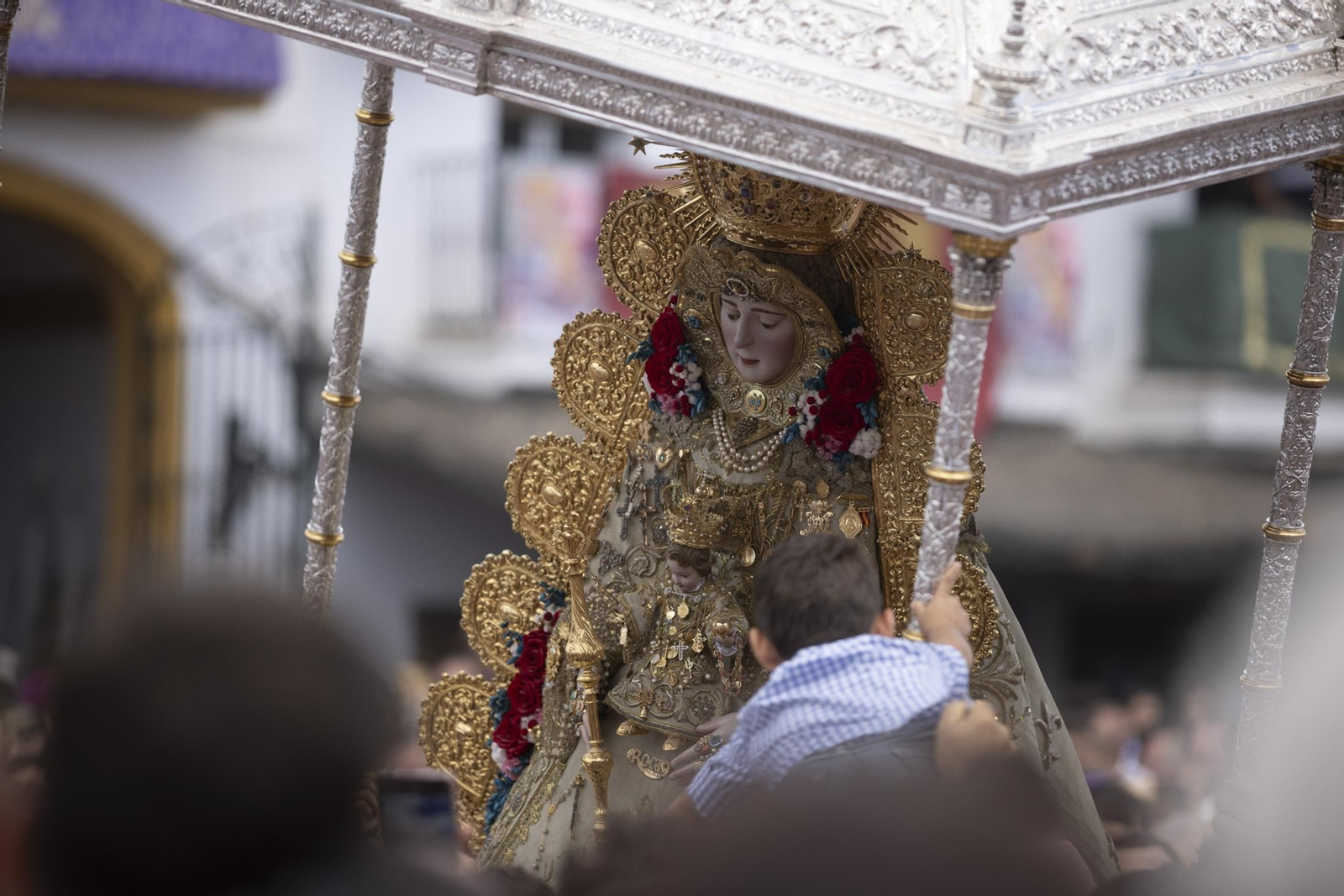 Las mejores imágenes de la procesión de la Virgen del Rocío en la aldea