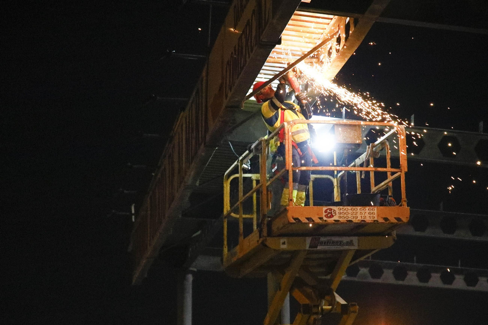 Las imágenes del derribo de la marquesina de la entrada al Puerto de Almería