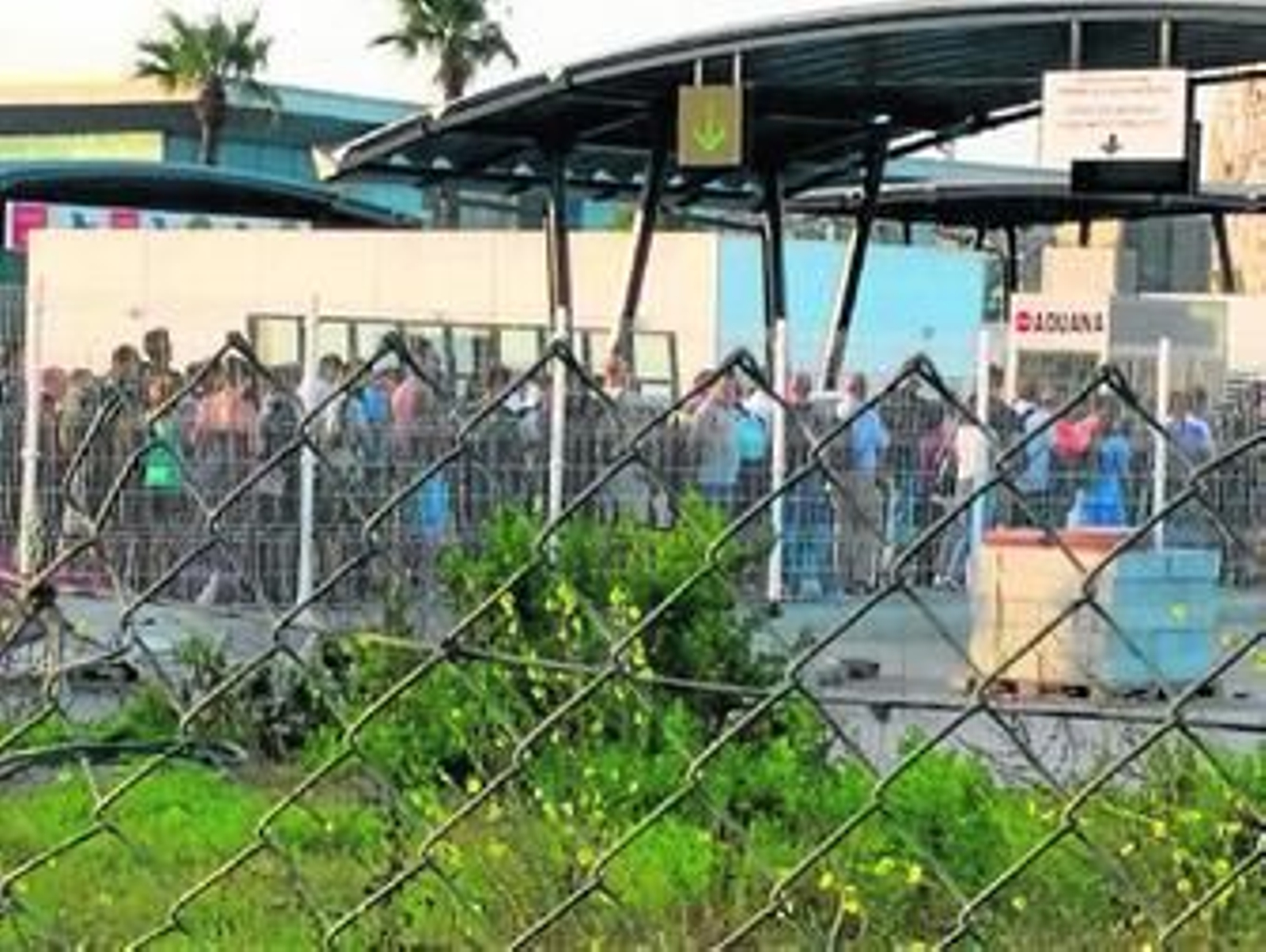 Personas en cola en la frontera, esta mañana.
