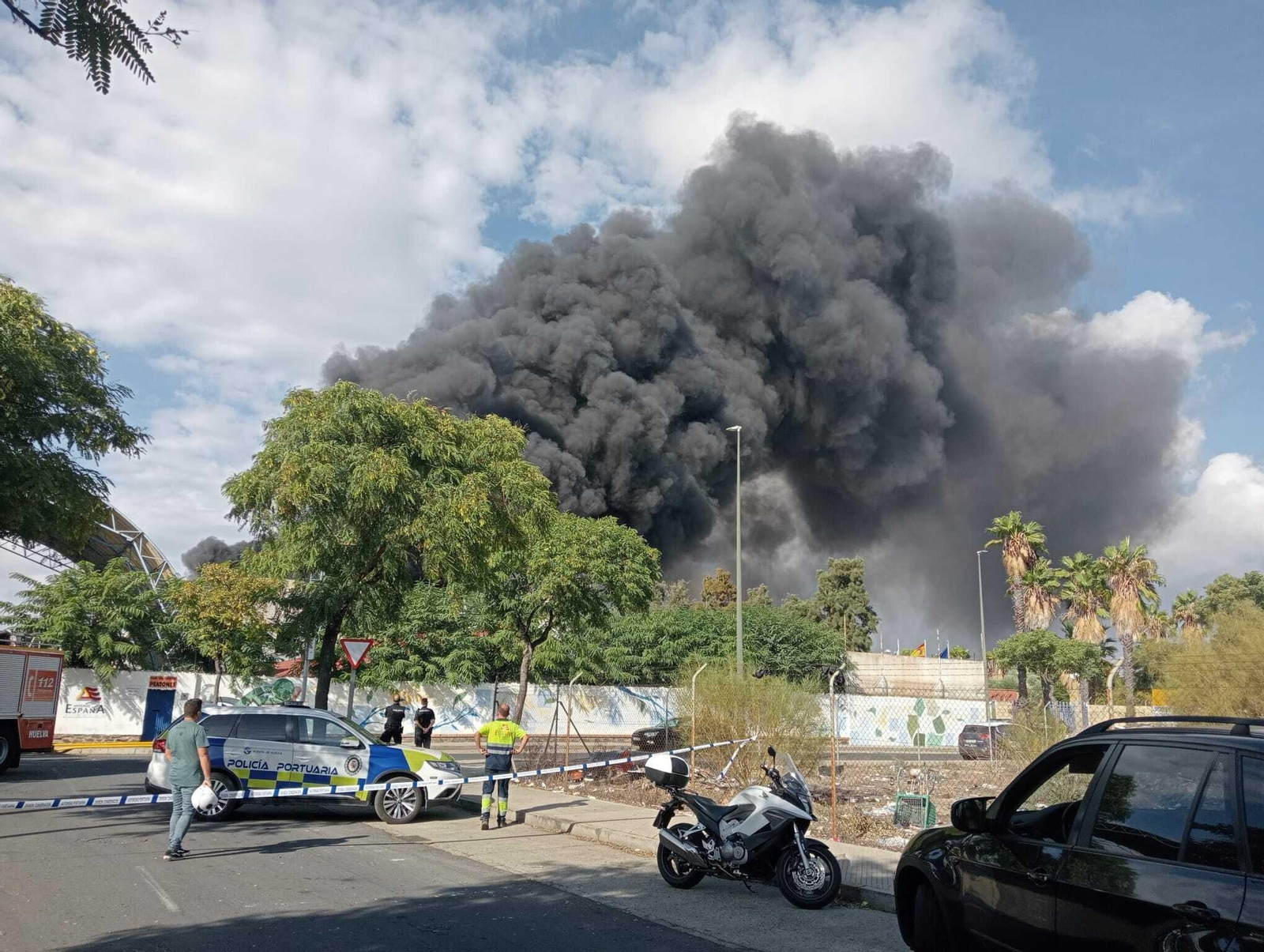 Las imágenes del incendio en la nave de Antonio España Gestión de Residuos.