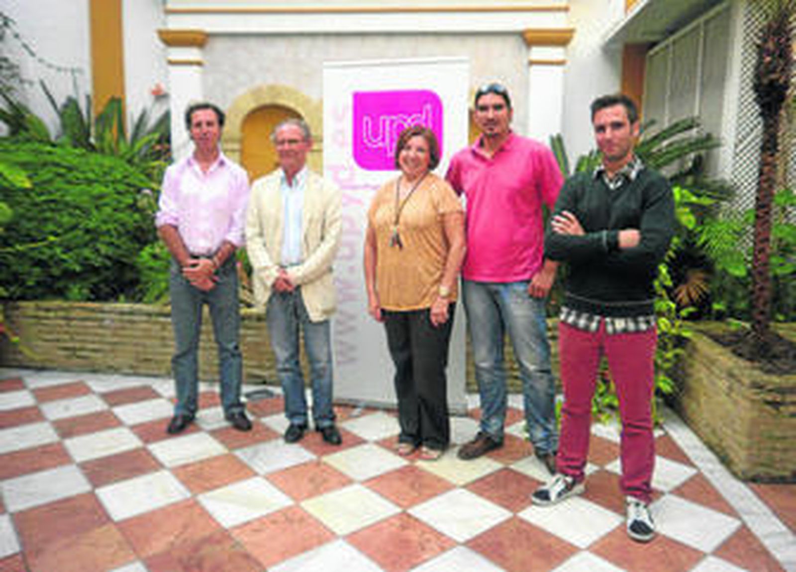 La agrupación local de UPyD, después del encuentro mantenido con  los medios de comunicación.