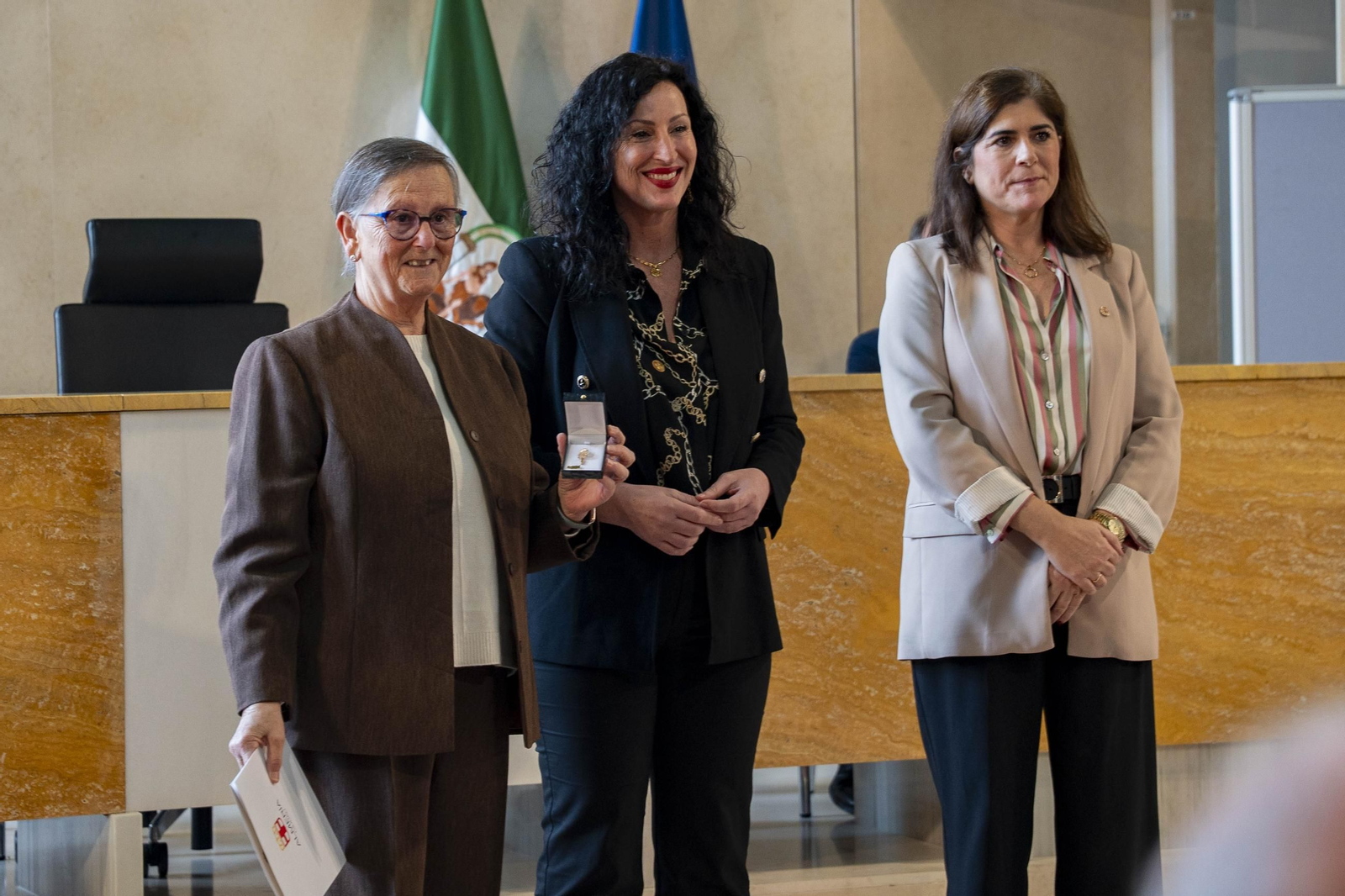 Almería rinde homenaje a su personal municipal con la imposición de los Escudos de Oro