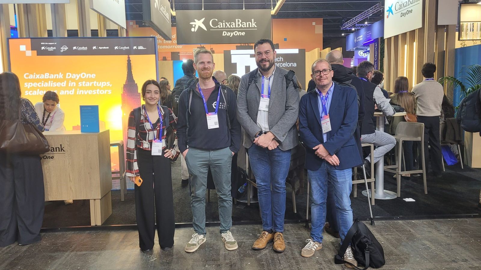 La delegación andaluza frente al stand en el MWC del programa DayOne de CaixaBank