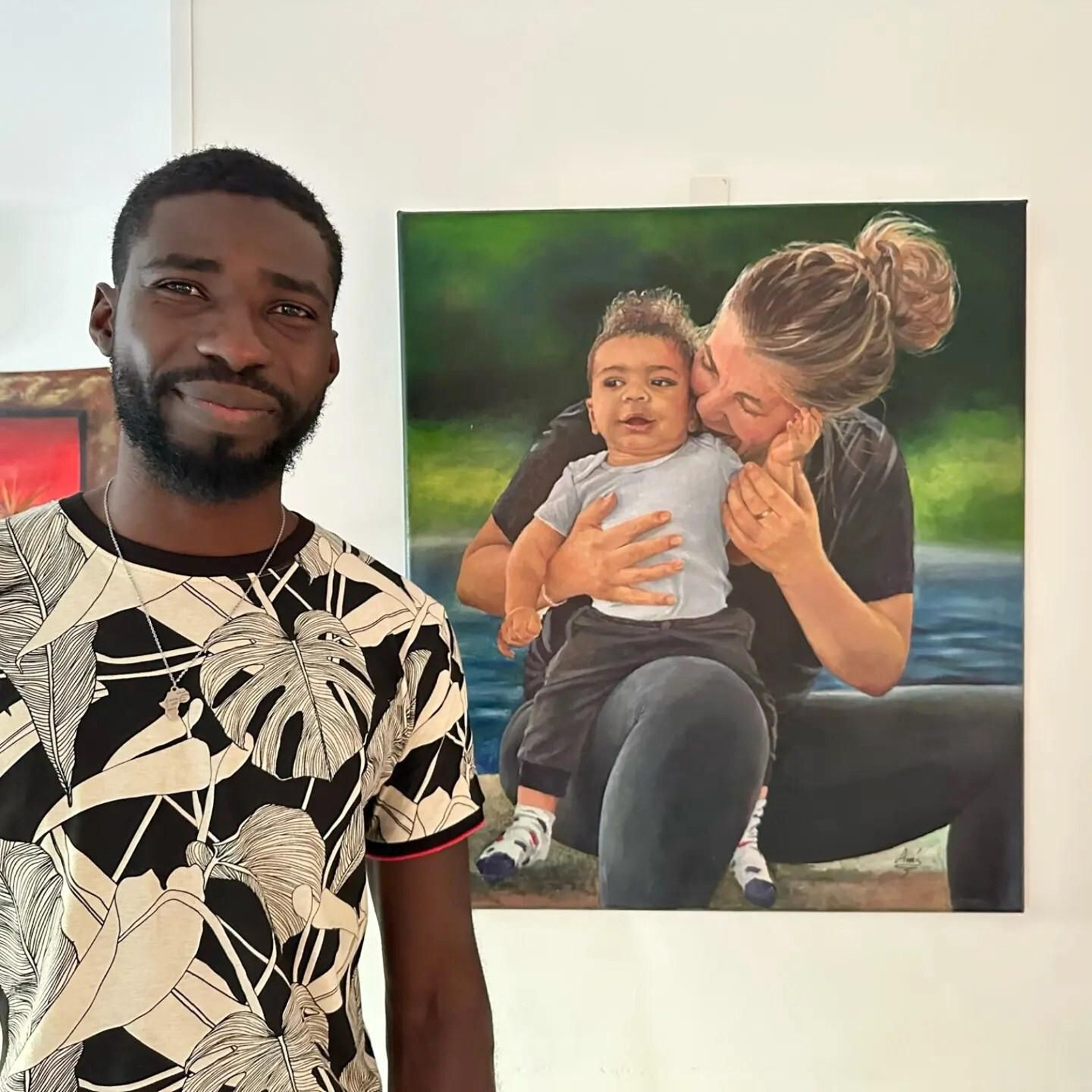 El artista Aboubakar Aminou con una de sus obras realistas.