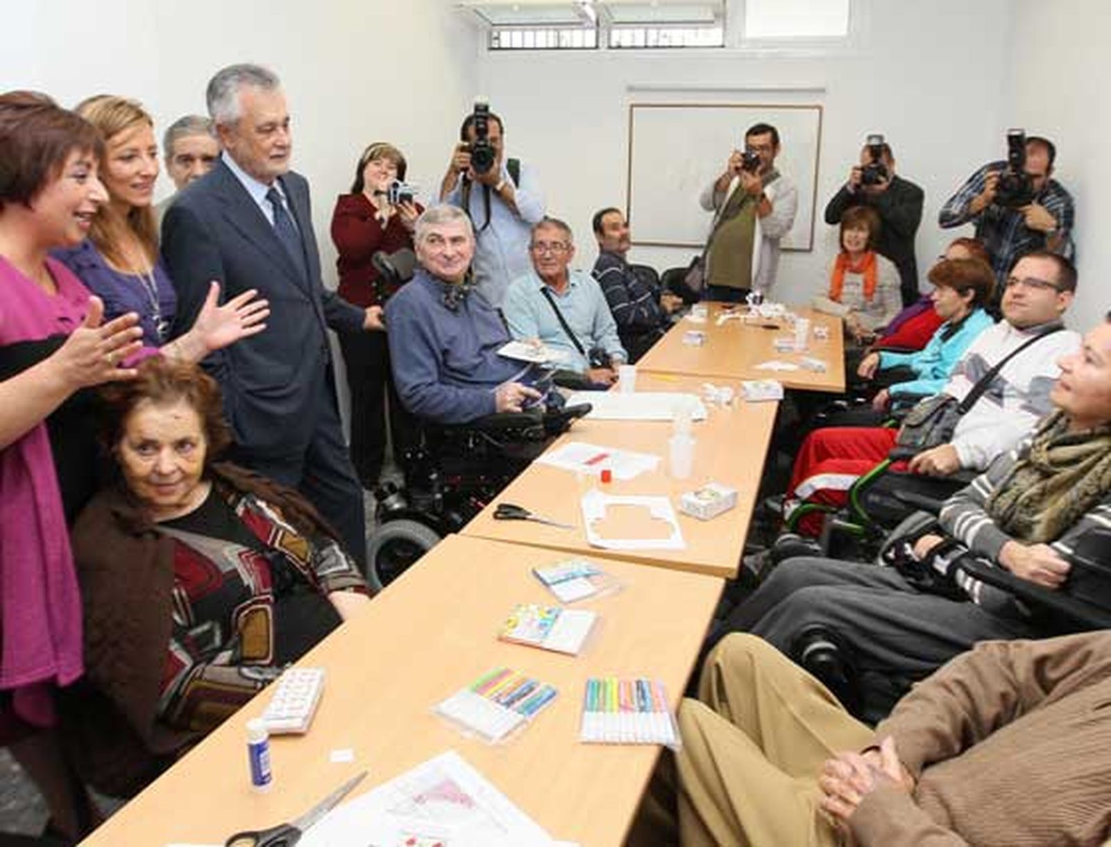 Griñán y Sánchez compartieron además parte de la mañana con los usuarios del centro de atención a enfermos con esclerosis múltiple 'Alfonso Perales'

Foto: Miguel Angel Gonzalez