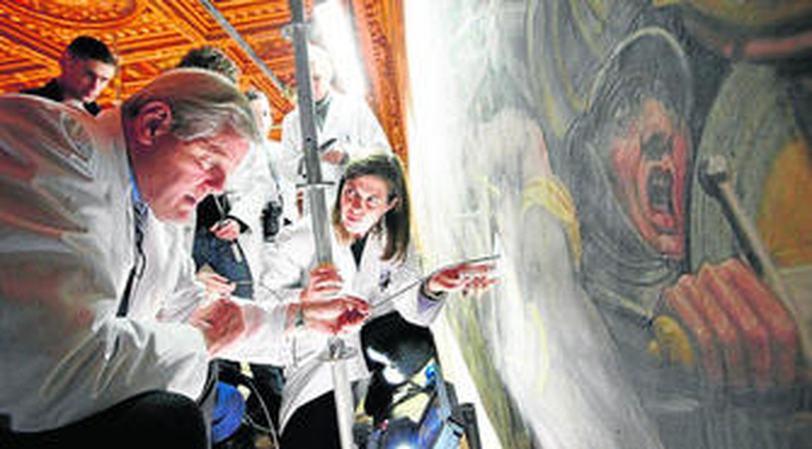 Los técnicos estudian el fresco tras el cual se estima que se encuentra la obra perdida de Leonardo da Vinci.