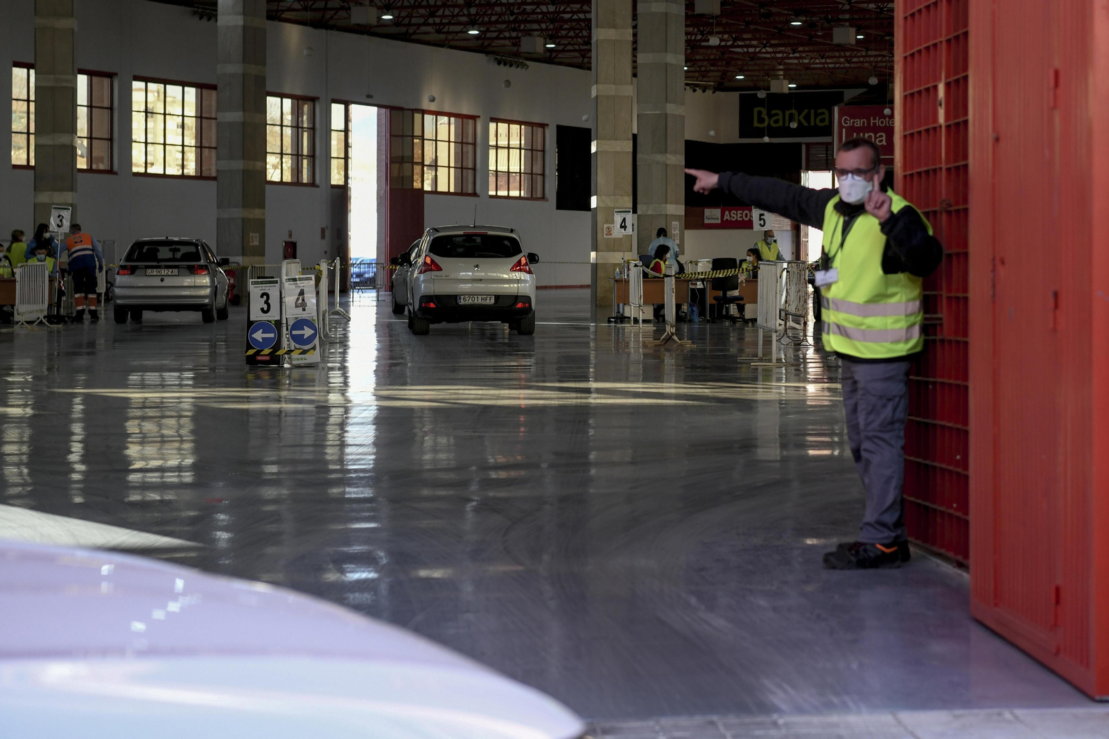 Fotos de la segunda jornada de vacunación masiva en Granada