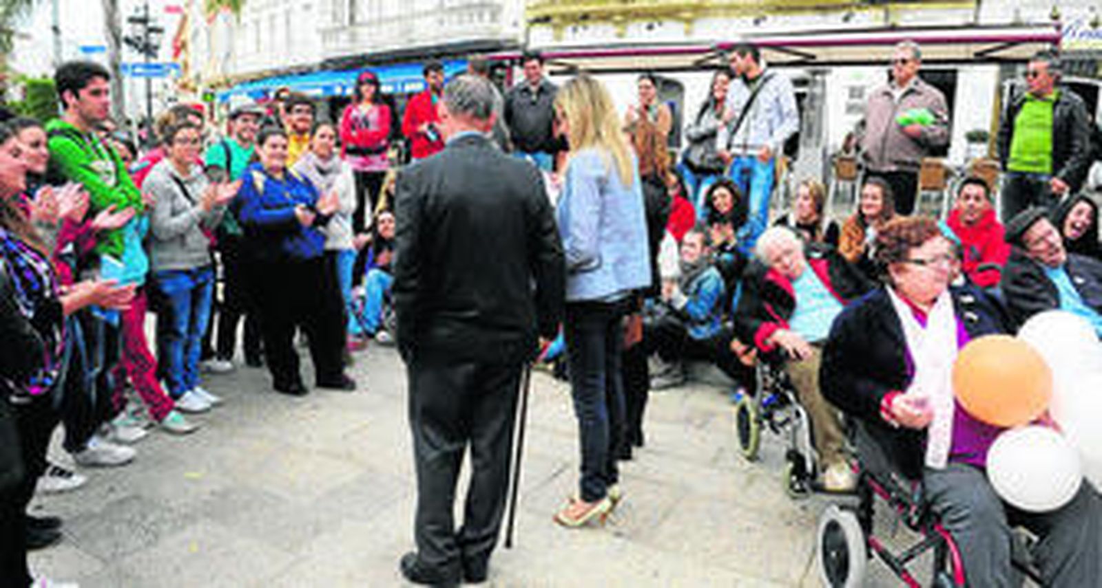 Guerrero y Garzón, antes usuarios, familiares y trabajadores de Parkinson, tras leer el manifiesto.