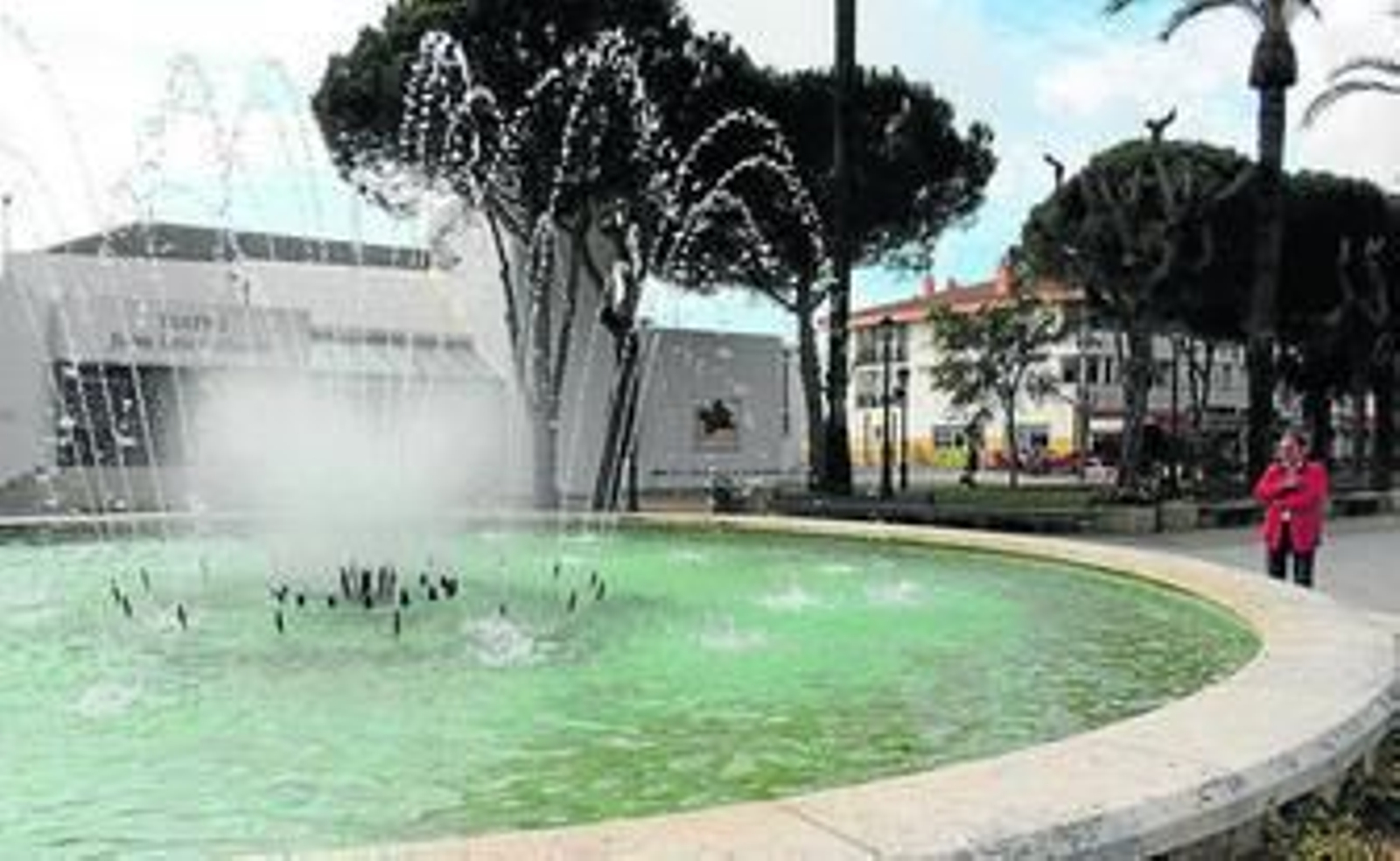 El edil comprueba el funcionamiento de la fuente tras las mejoras.