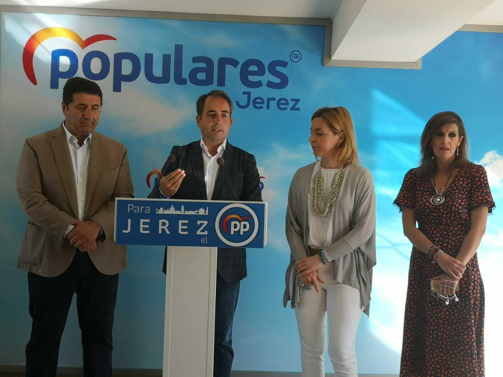 Antonio Saldaña junto a José Ignacio Martínez, Almudena Martínez del Junco y Nausika Botamino, durante una rueda de prensa en la sede del PP.