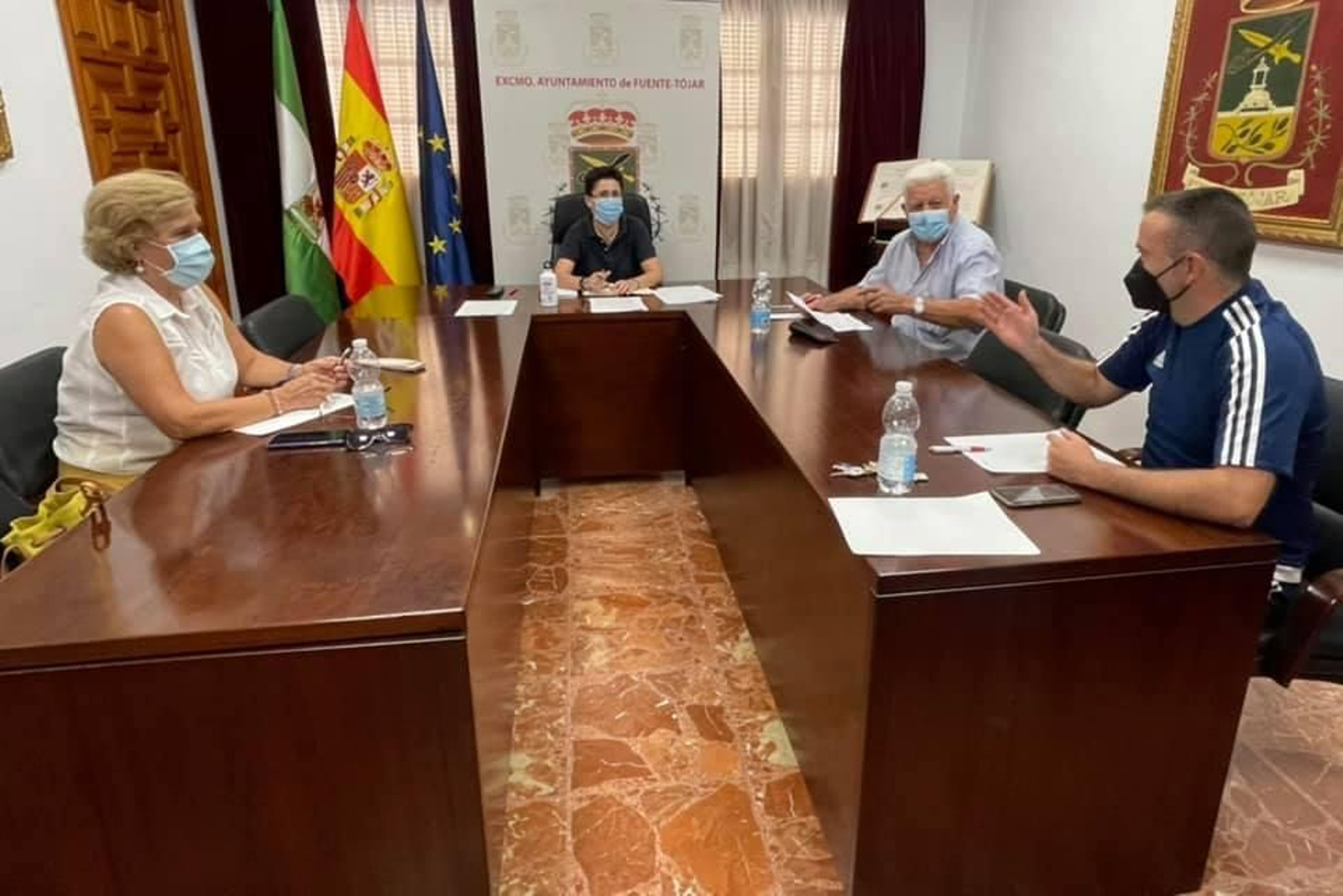 Reunión para abordar el programa municipal de ayuda a domicilio.