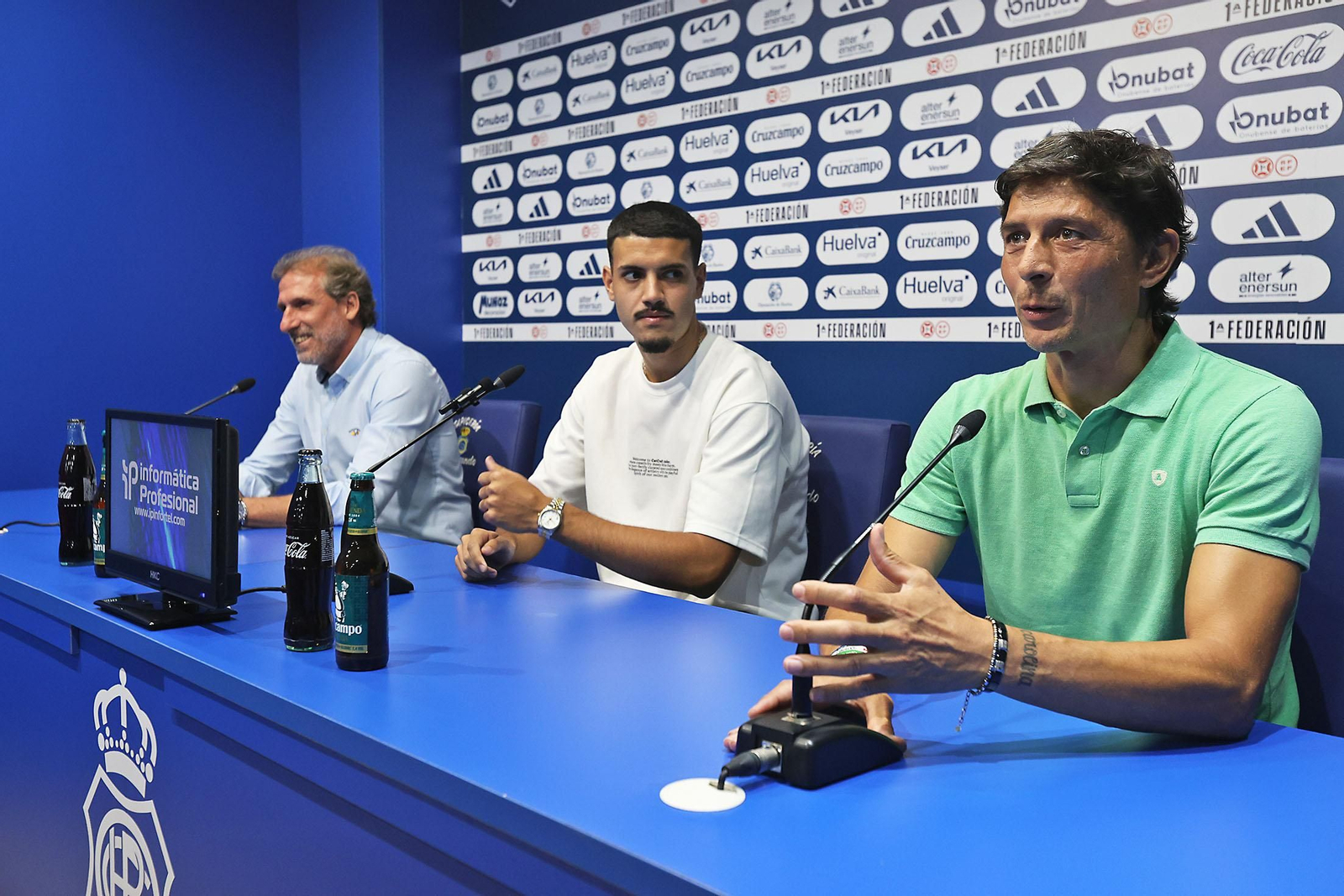 Imágenes de la presentación de Juan Pablo como jugador del Recreativo de Huelva