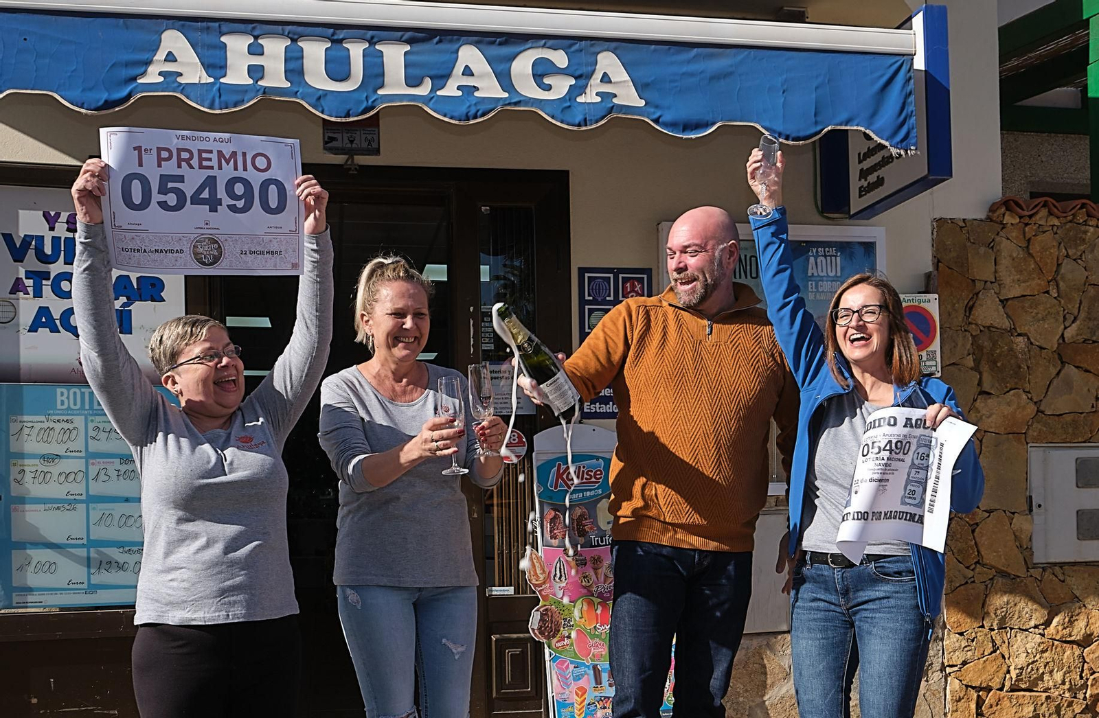 Celebraciones de los premiados con la Lotería de Navidad en España Celebraciones de los premiados con la Lotería de Navidad en España