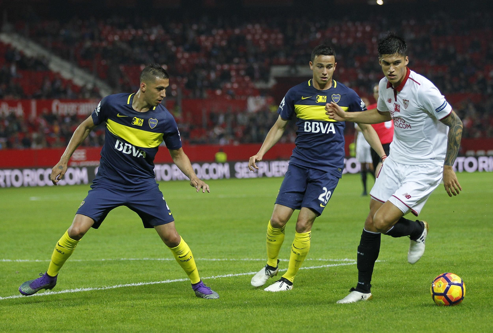 Correa intenta darle continuidad a un ataque perseguido por Jara, en el  Sevilla-Boca.