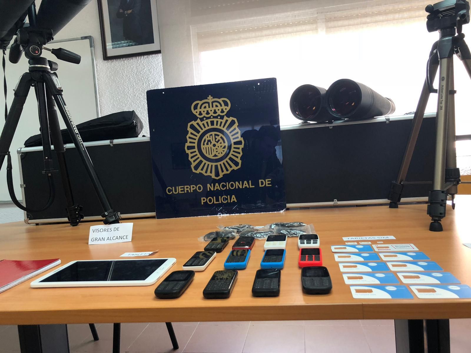 Los efectos que fueron intervenidos en el piso desde el que cayó la víctima