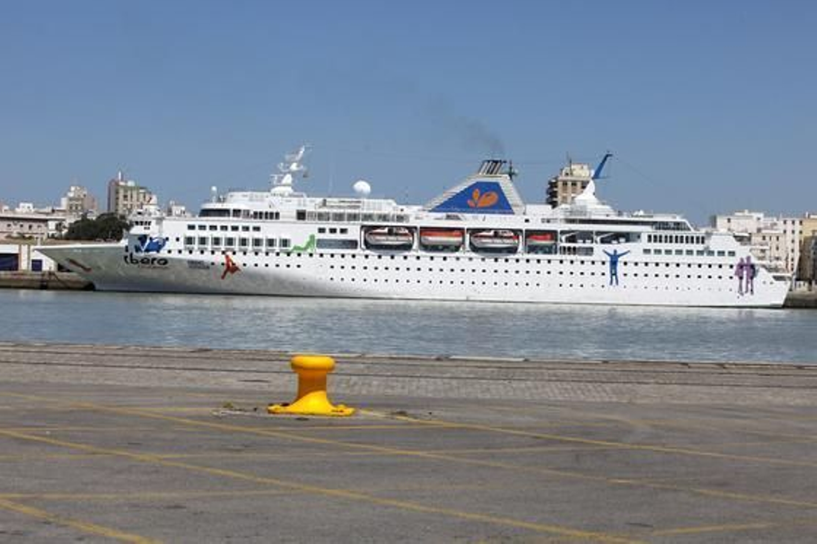 El muelle de Cádiz se estrena como puerto base e inaugura su nueva terminal de pasajeros con la salida del ´Grand Voyager´. 

Foto: Jesus Marin