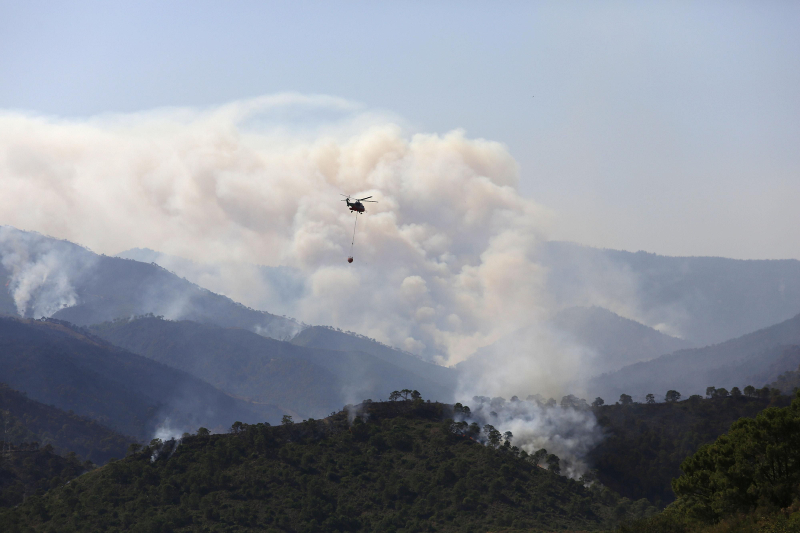 Las fotos del tercer día del incendio en Sierra Bermeja