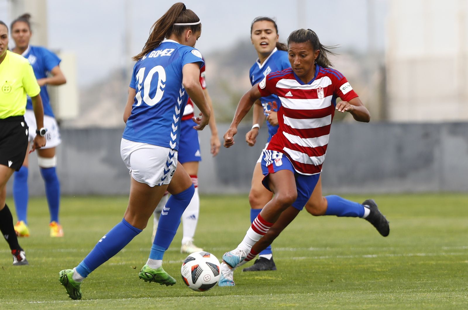 Pamela presiona a una rival.