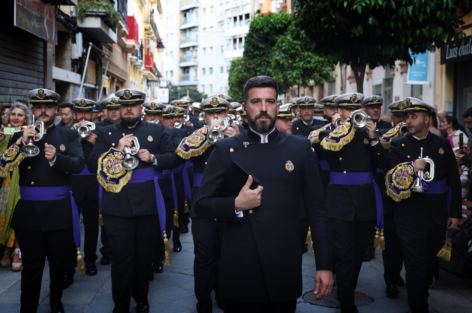 Las mejores imágenes del Lunes Santo en Huelva: Hermandad de las Tres Caídas