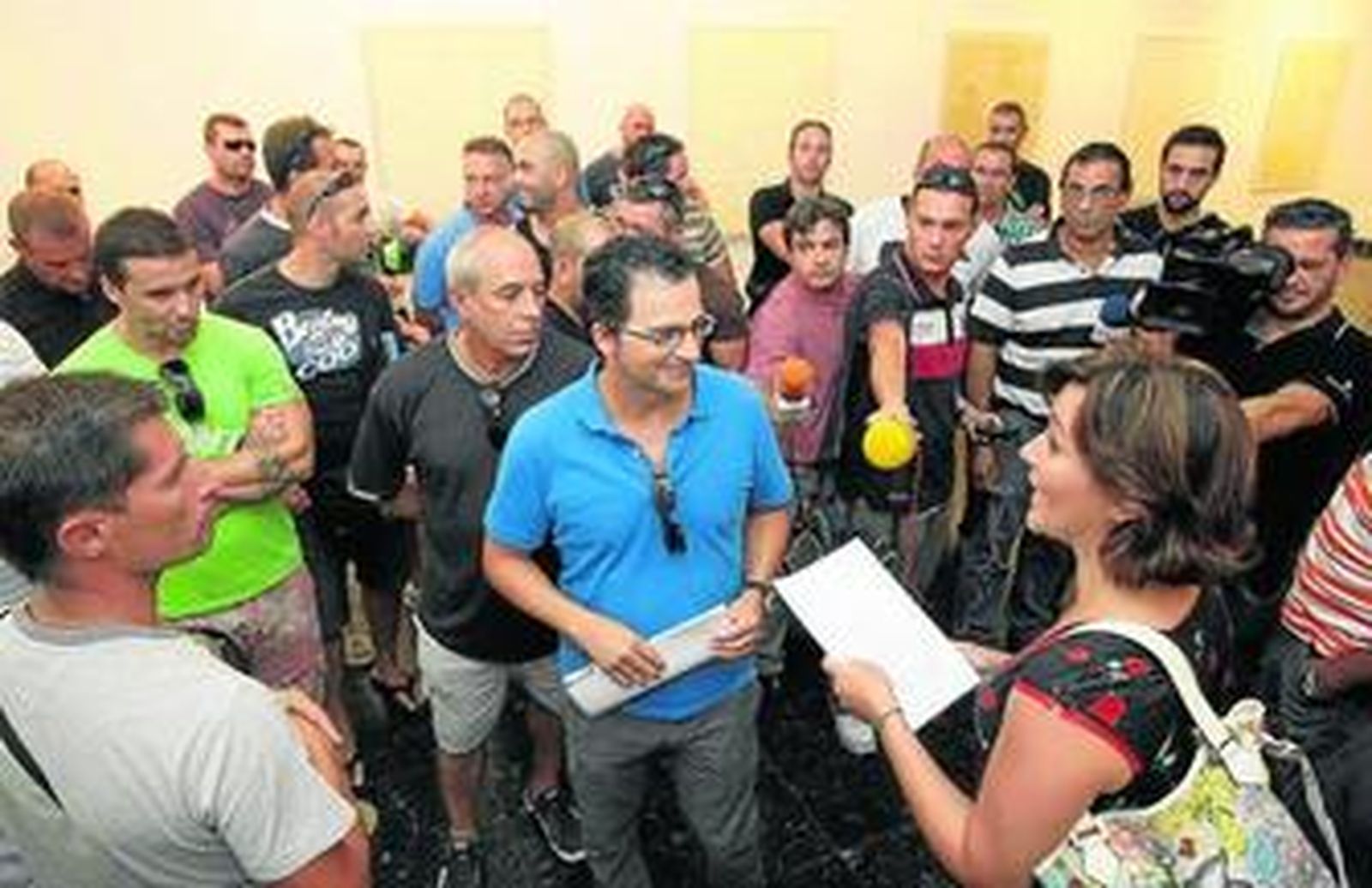 Los agentes entregan el documento a la alcaldesa en la galería Manuel Alés.