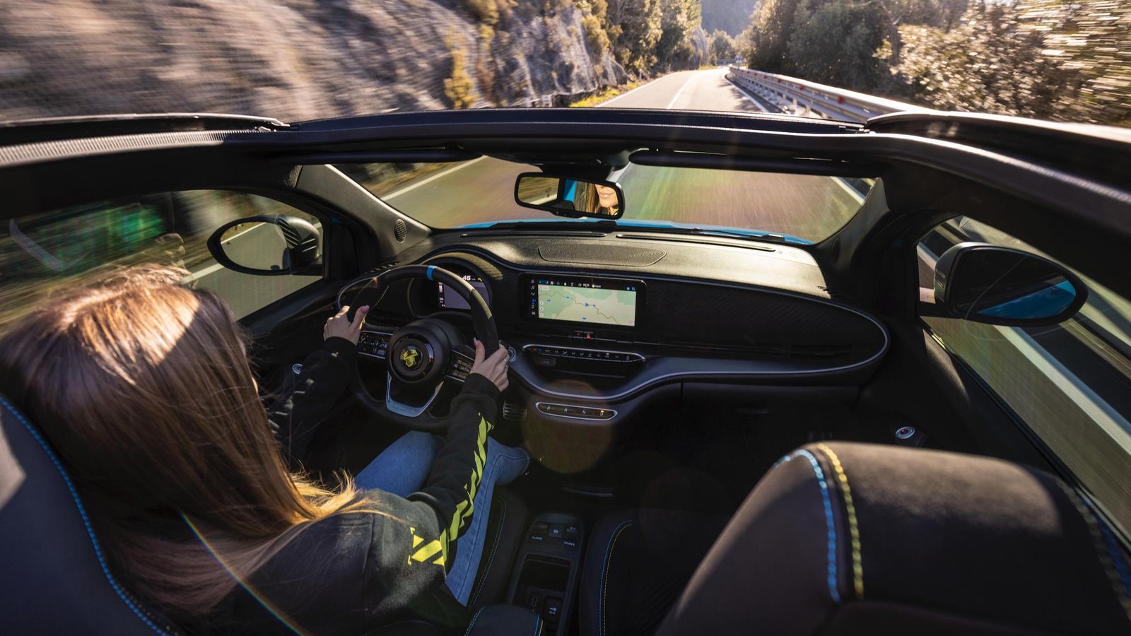 Las dos nuevas versiones eléctricas están disponibles tanto en versión de techo metálico como en la Cabrio.