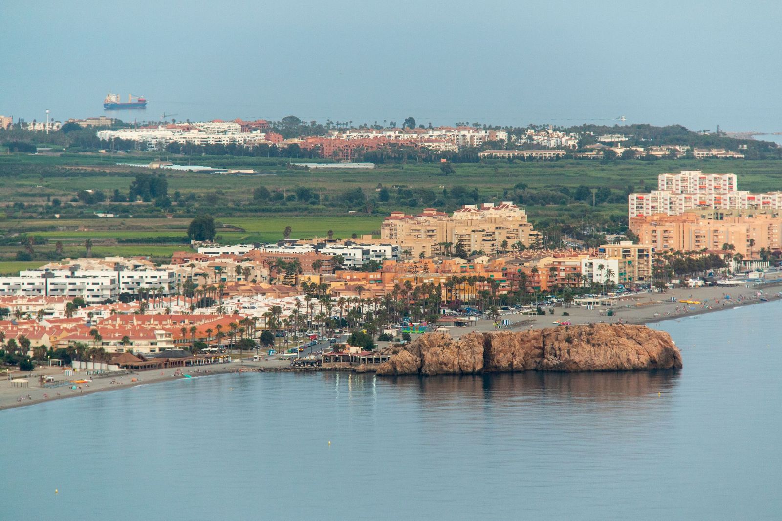 Vista del Peñón de Salobreña con Playa Granada al fondo